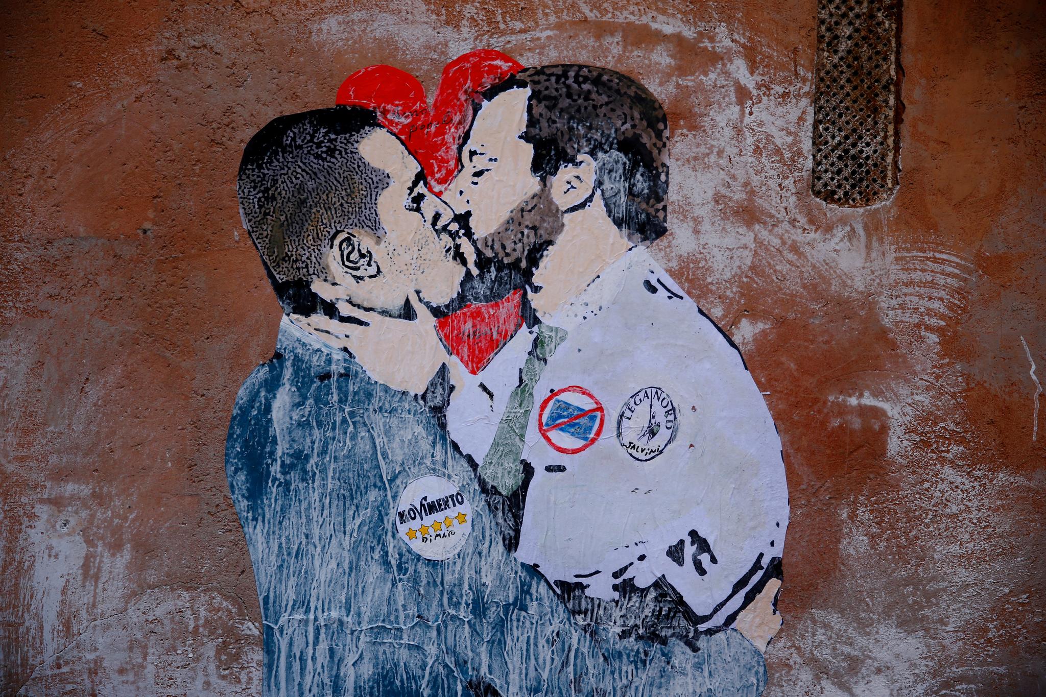 Et veggmaleri i Roma viser Lega-leder Matteo Salvini som kysser sjefen for Femstjernersbevegelsen, Luigi Di Maio. Nå danner de to populistiske partiene en koalisjonsregjering.
