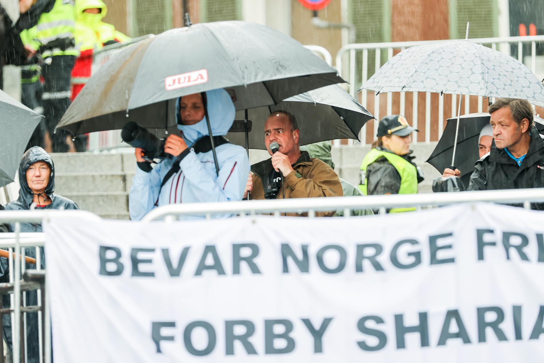Sian-leder Lars Thorsen holdt appell på Østre Torg på Hamar lørdag. 