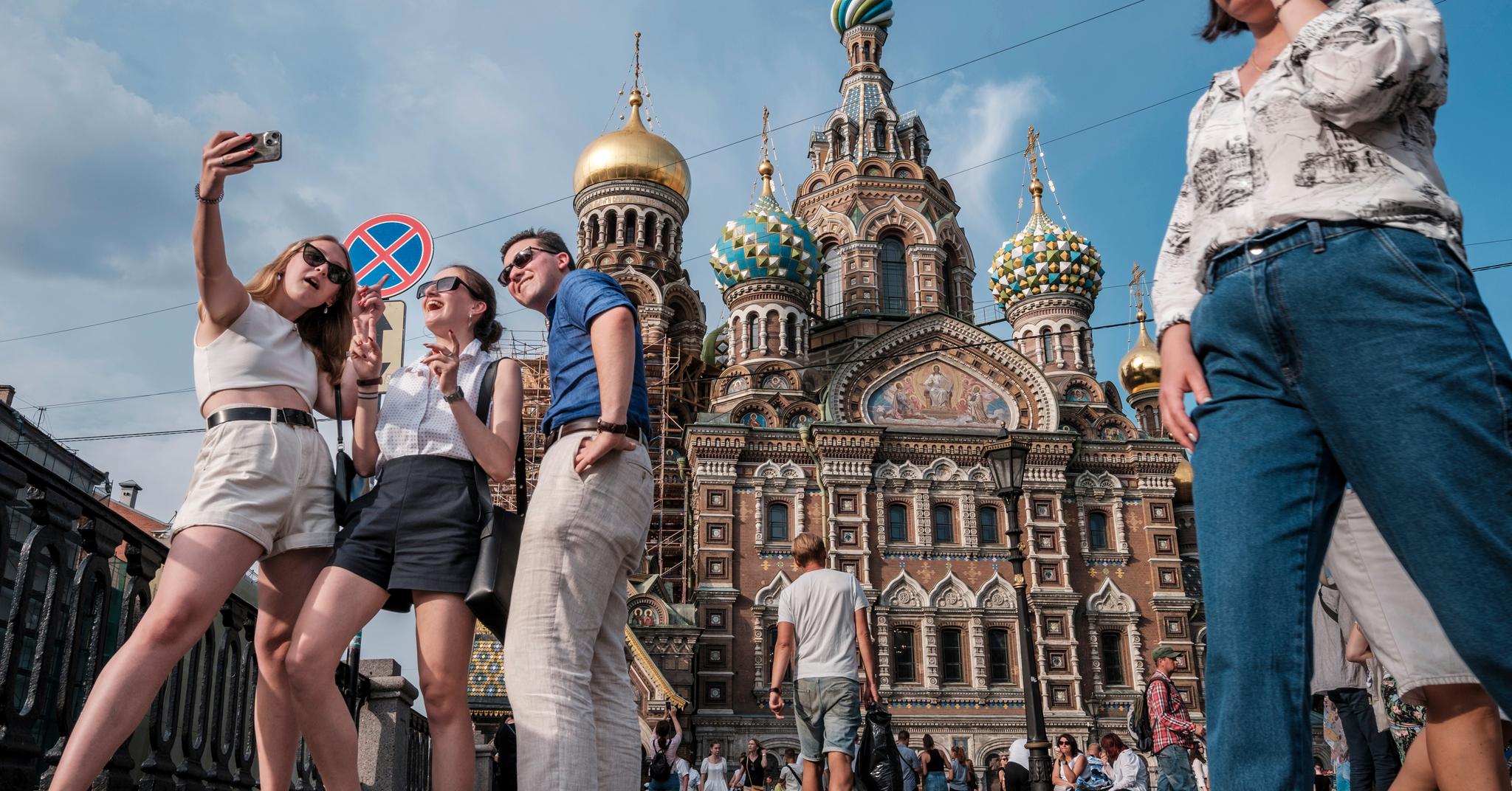 St. Petersburg kryr av russiske turister som nyter det varme været. Det er lite som minner om at dette landet har startet den største krigen i Europa siden andre verdenskrig.