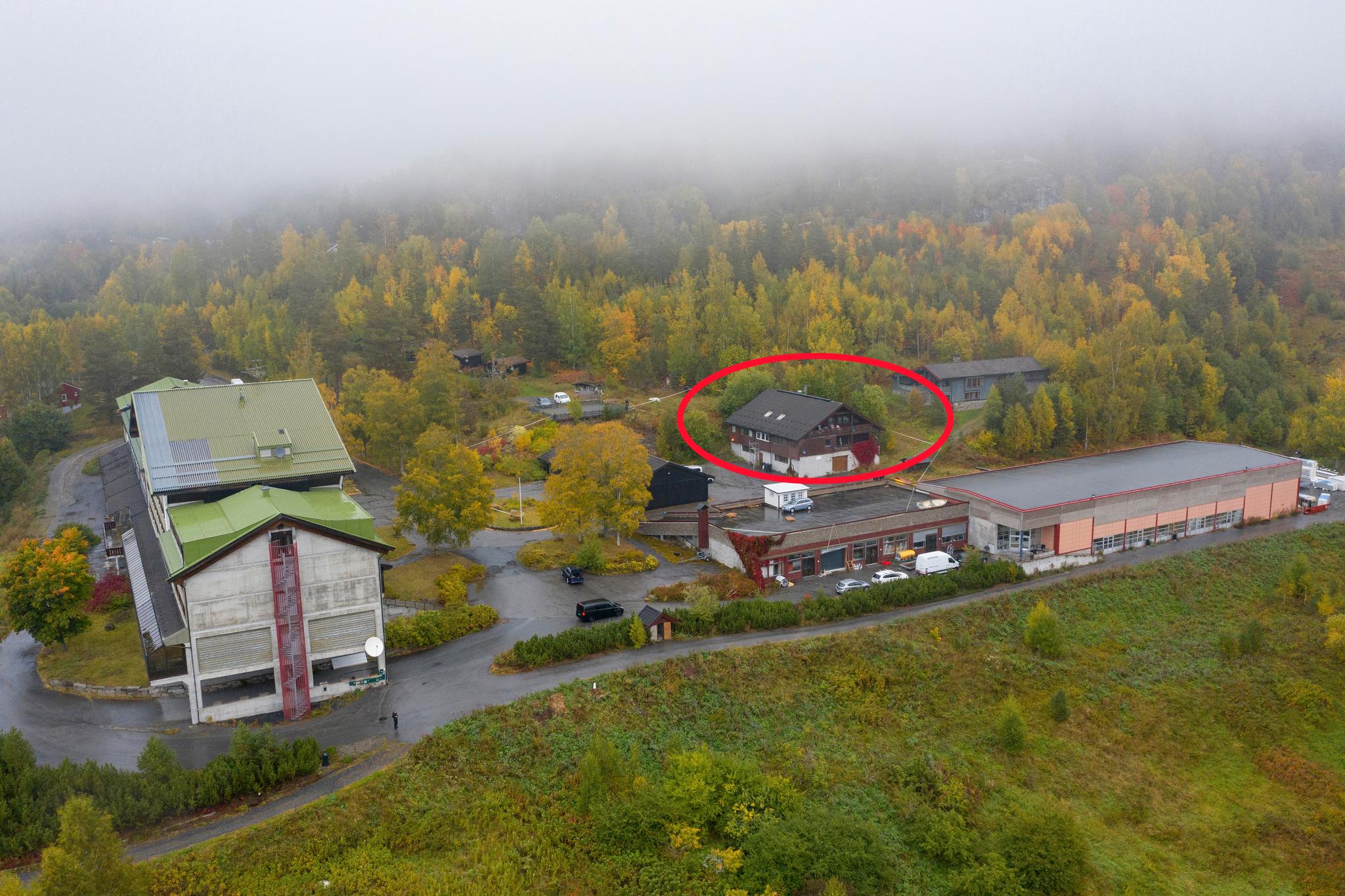 Skytingen fant sted i en loftsleilighet i huset merket med rød ring. Bygningen til venstre i bildet er nedlagte Bolkesjø Høyfjellshotell.