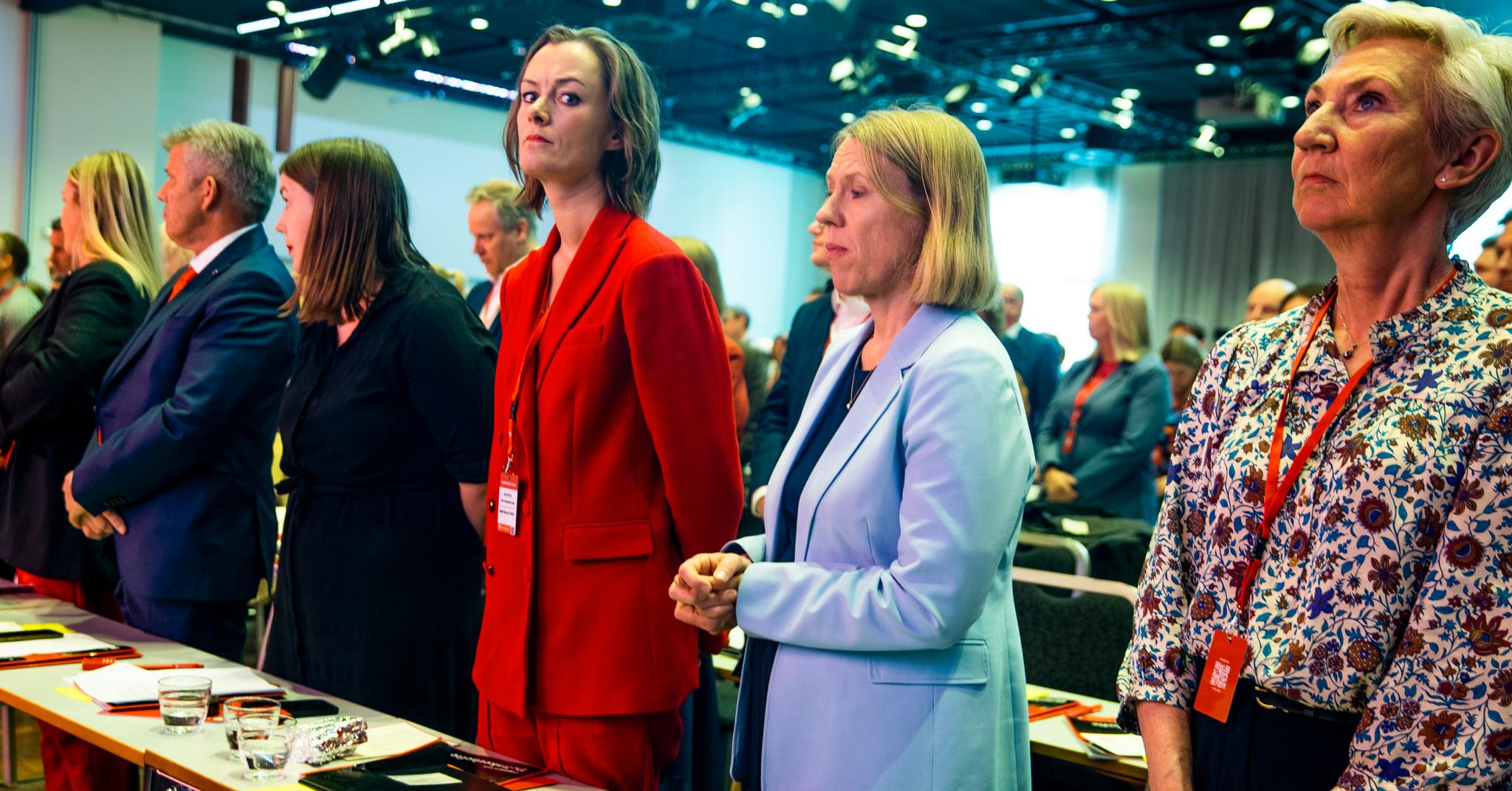 LO-leder Peggy Hessen Følsvik (t.h.) med to statsråder på Arbeiderpartiets landsmøte i mai. I juni måtte Trettebergstuen gå av etter presseavsløringer. Huitfeldt har også måttet forklare seg etter presseavsløringer, men har fortsatt statsministerens tillit.