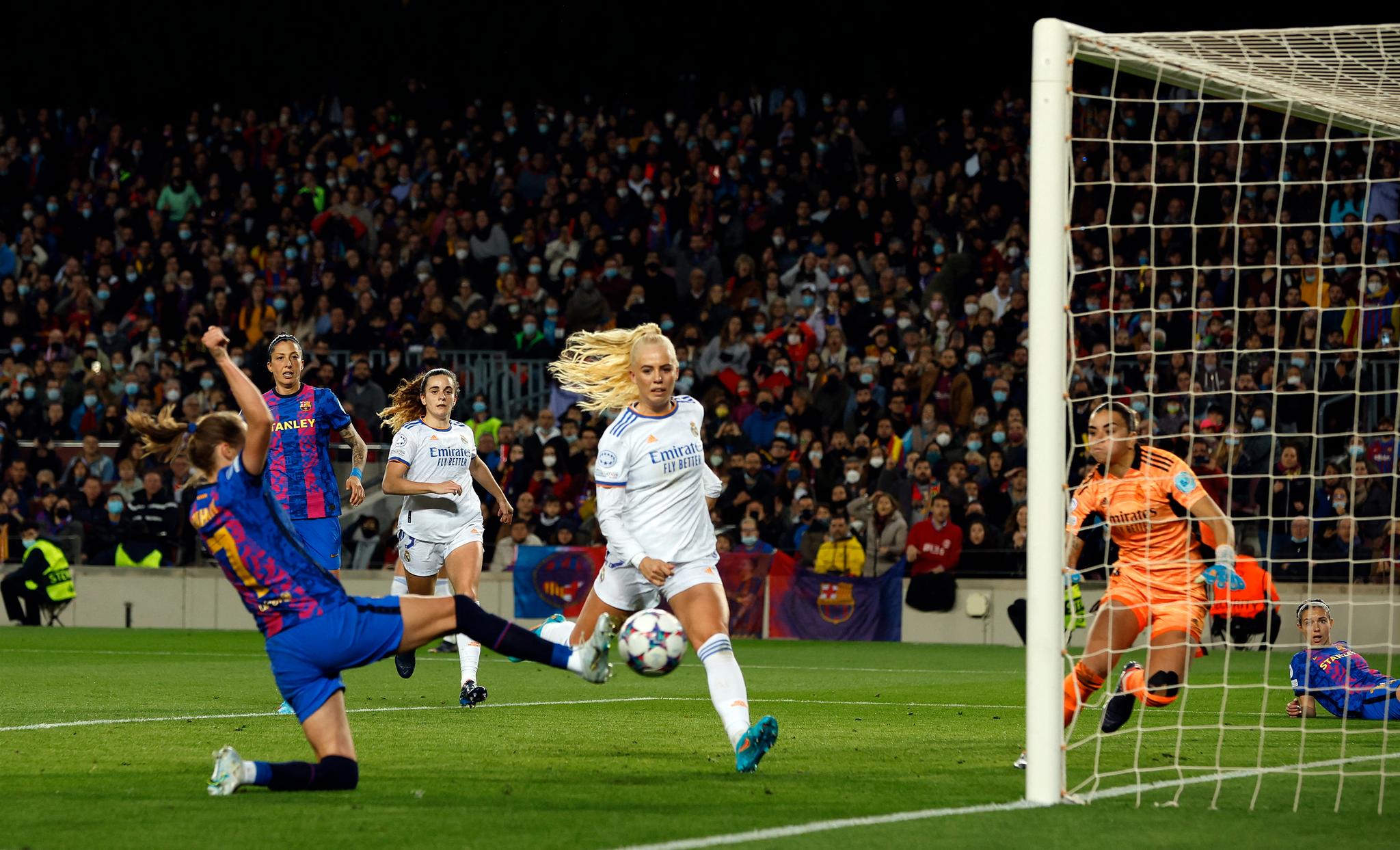 ØYEBLIKKET: Caroline Graham Hansen scoret på Camp Nou.