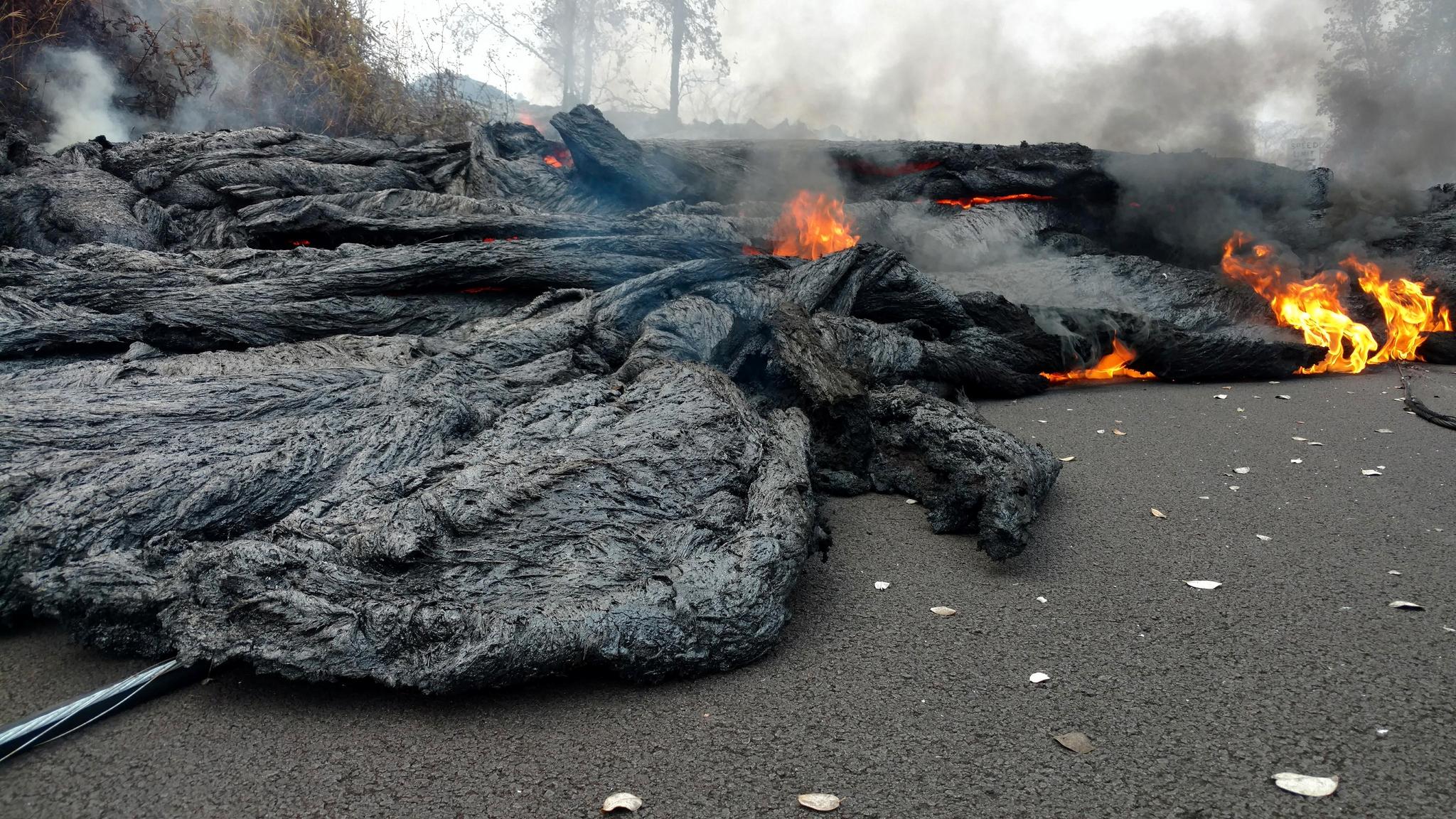 Slik ser det ut når lava møter asfalt.