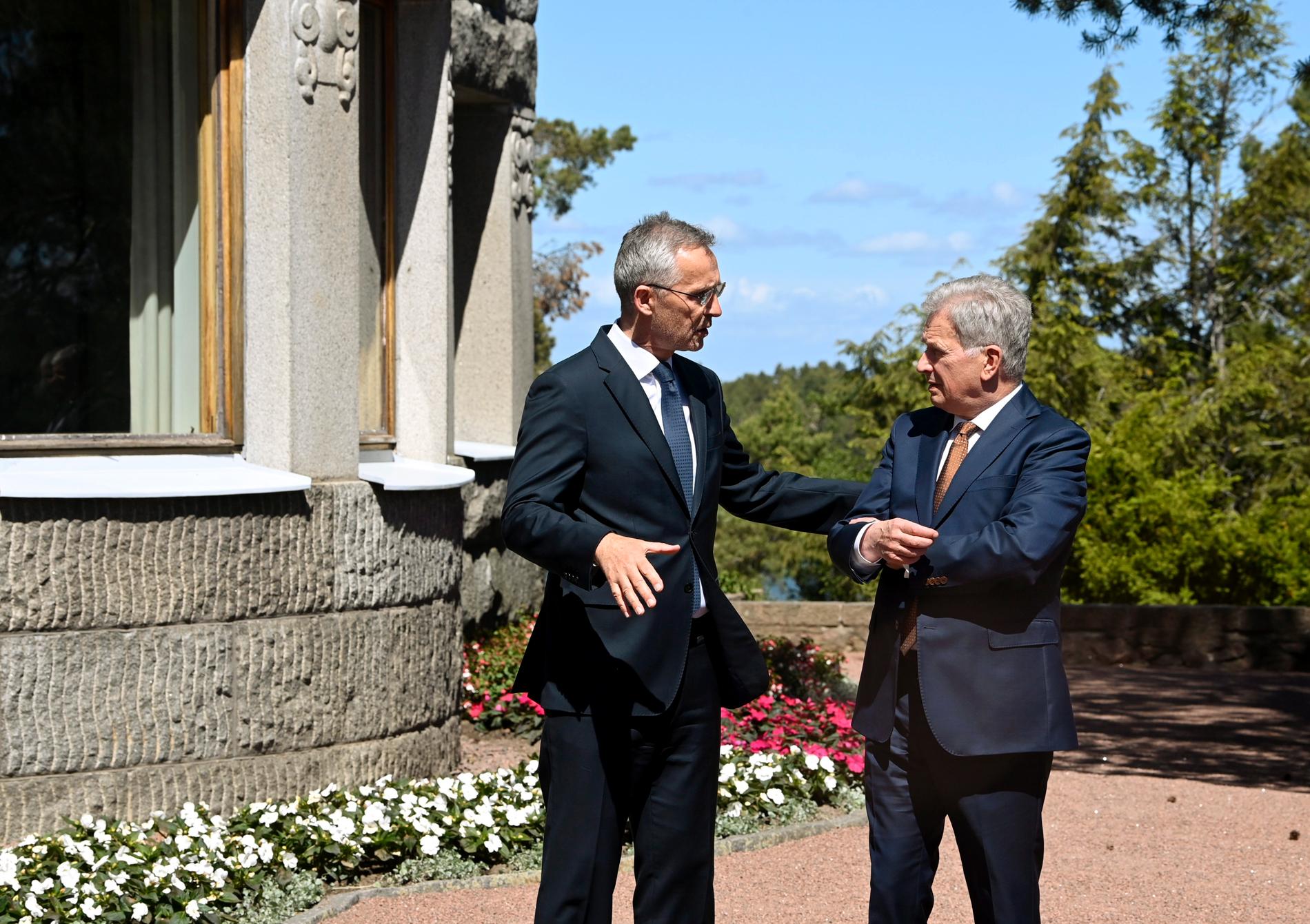 Natos generalsekretær Jens Stoltenberg og Finlands president Sauli Niinistö under møtet i Naantali søndag. 