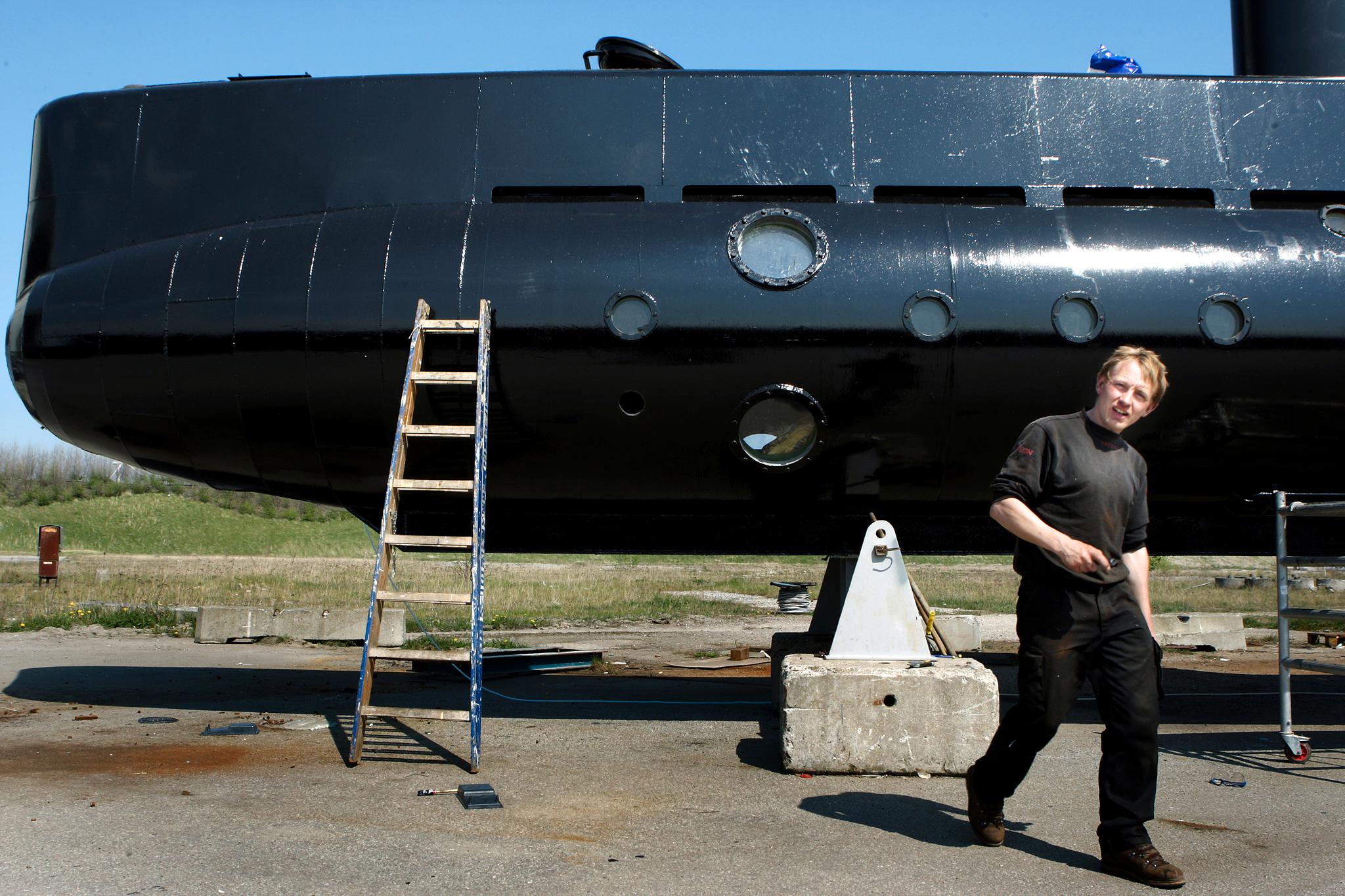 Peter Madsen utenfor ubåten sin i 2008, året da den ble sjøsatt. 