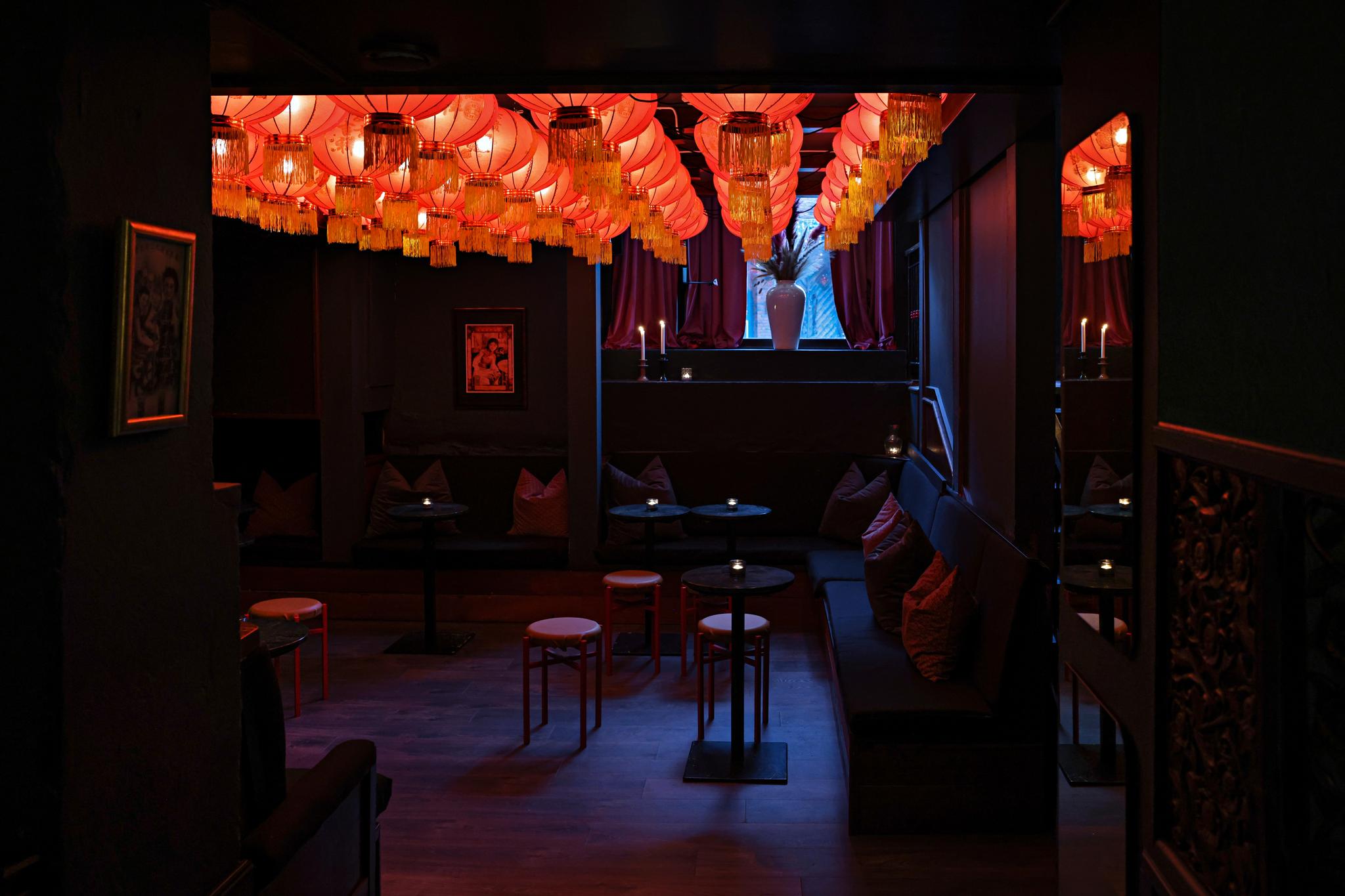 Røde kinesiske lykter dekker taket i baren. På Hai Pai drikker man unike cocktails i dunkel belysning. 