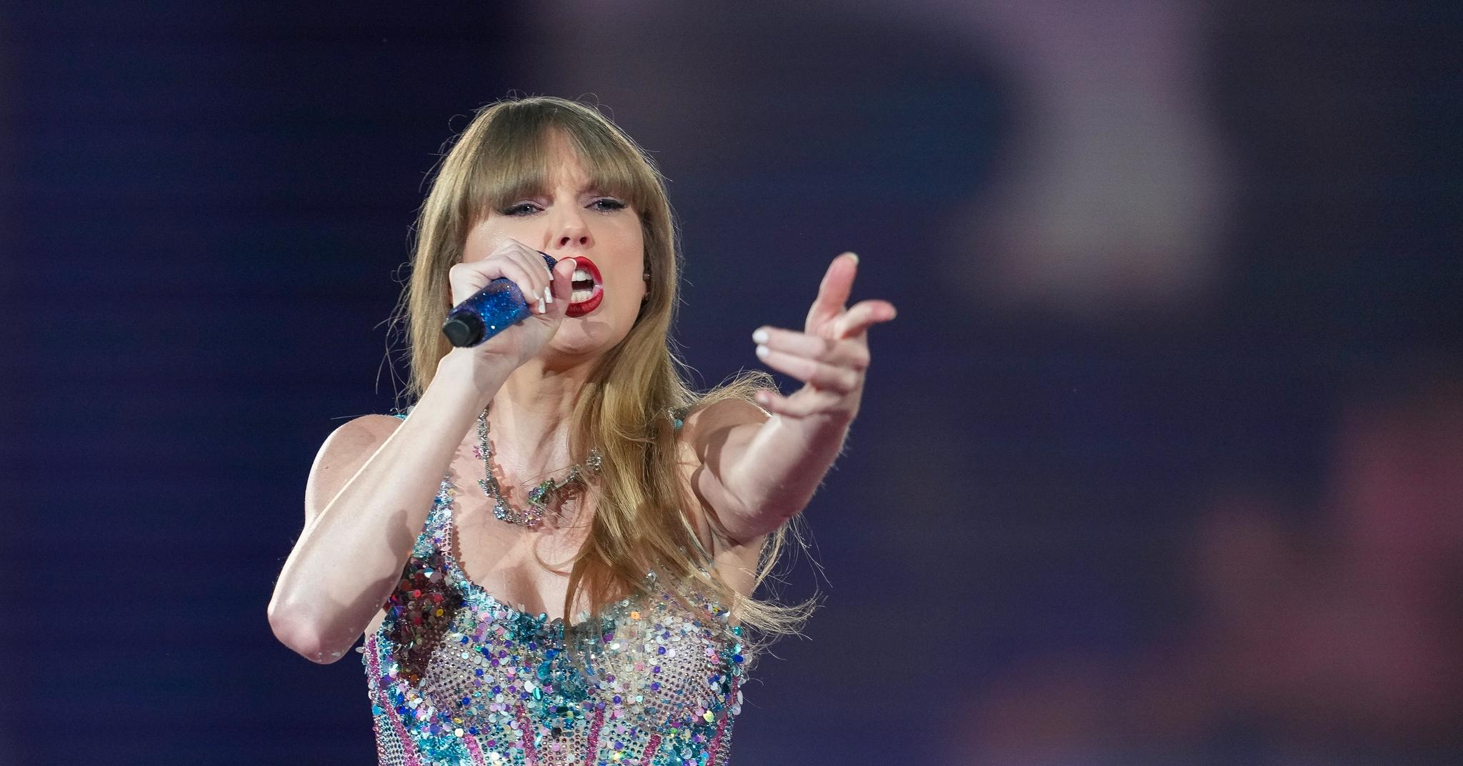 Taylor Swift overrasker sine millioner av fans med dobbeltalbum. 