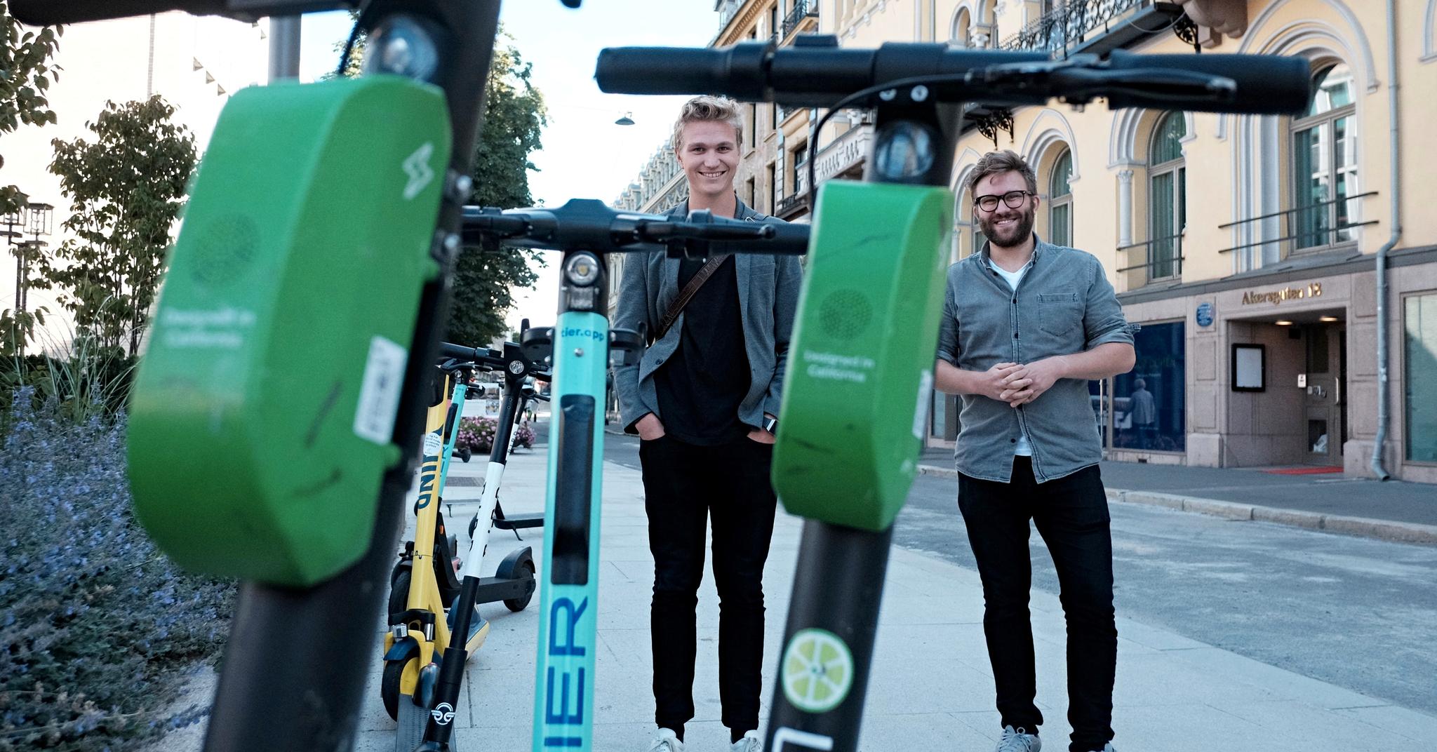 Høyre-politikerne Nicolai Langfeldt (t.v.) og Stefan Heggelund, henholdsvis bystyrerepresetant og stortingsrepresentant fra Oslo, har vært positive til elsparkesykler fra starten. De er stadig imot et forbud, men åpner for å regulere dem bedre. 