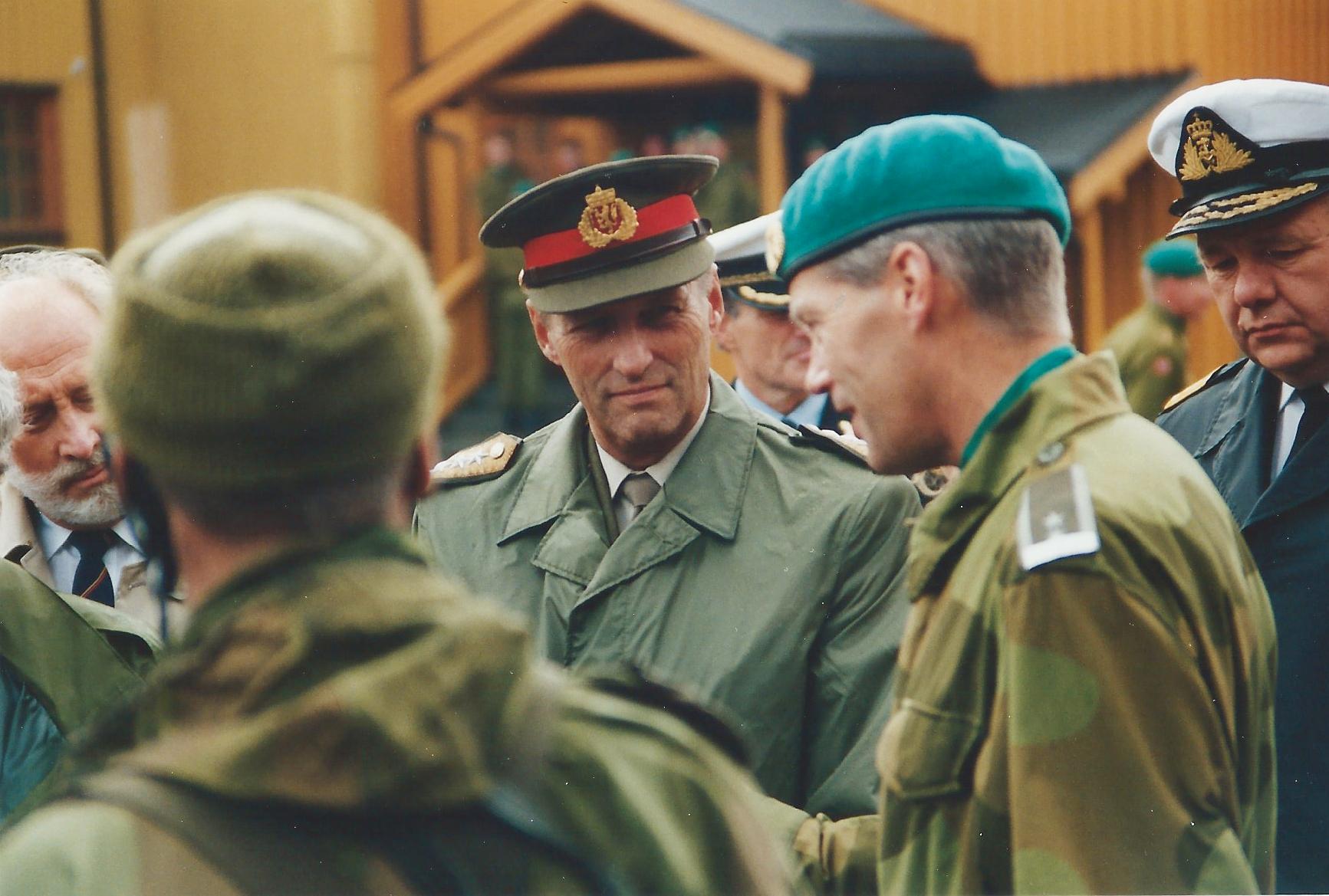 Kong Harald besøker den ganske så nyfødte Telemark bataljon på Heistadmoen ved Kongsberg i 1995.