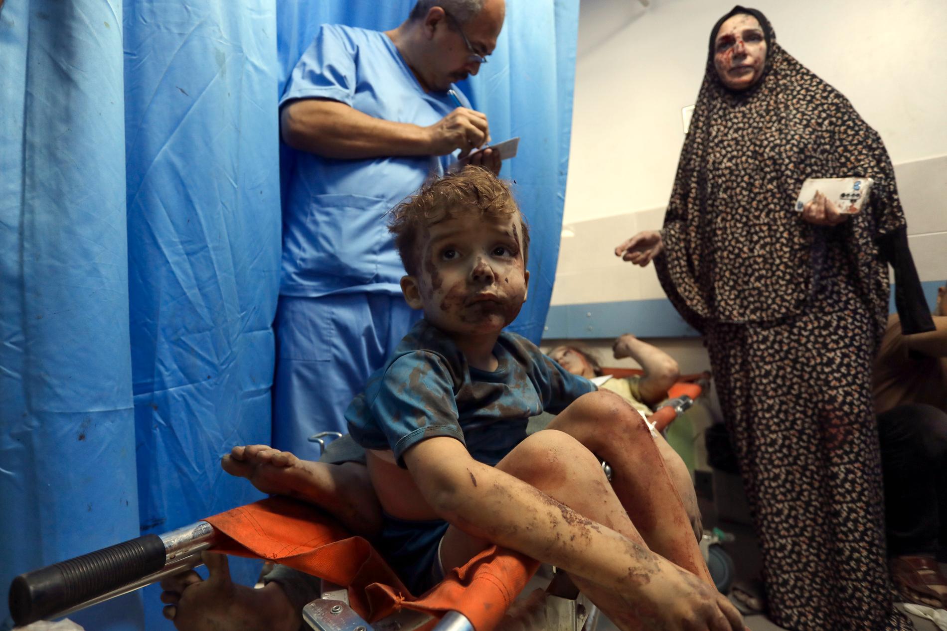 Sårede sivile palestinere får behandling på Shifra-sykehuset i Gaza by etter israelske luftangrep torsdag denne uken. 