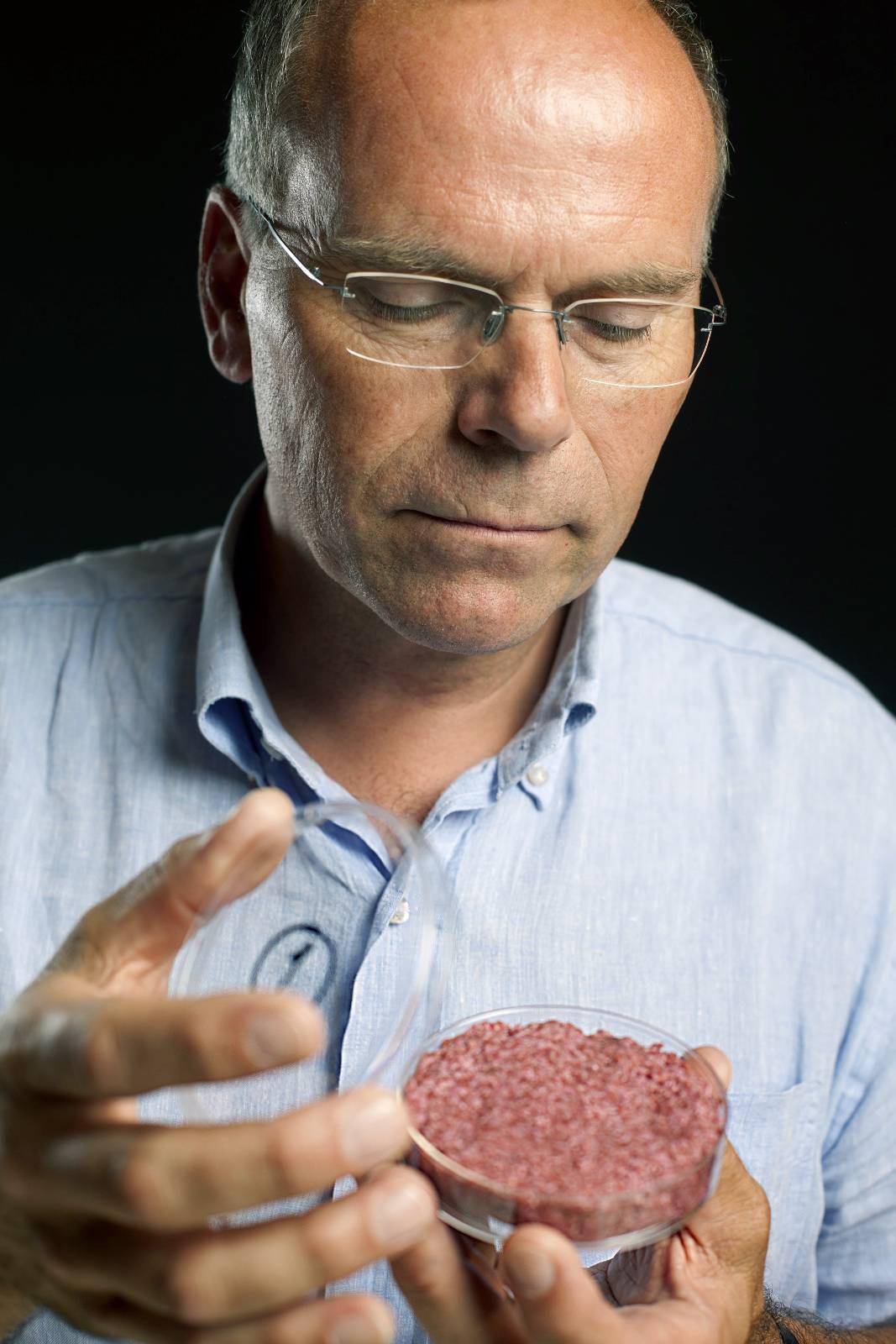Nyheten. Slik ser den ut i rå tilstand. Professor Mark Post med den laboratoriefremstilte hamburgeren som ble presentert i sommer.