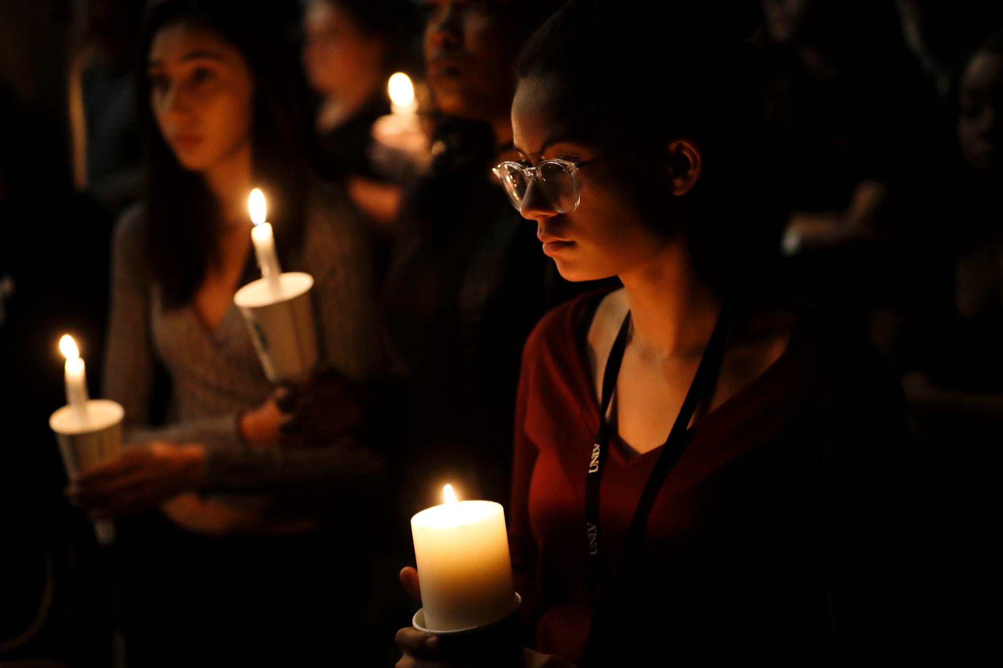 Studenter i Las Vegas tenner lys for ofrene etter skytemassakren i Las Vegas som krevde minst 59 menneskeliv søndag kveld.