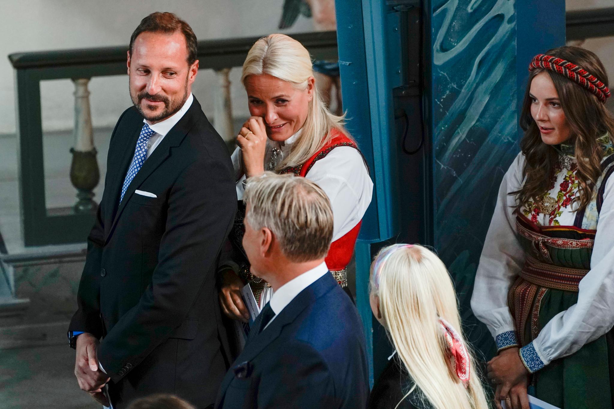 Kronprinsesse Mette-Marit, prinsesse Ingrid Alexandra og kronprins Haakon deltar i konfirmasjon til prins Sverre Magnus i Asker Kirke.