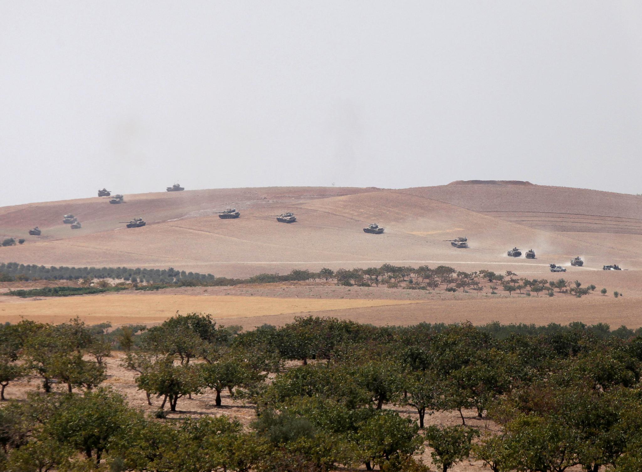 Tyrkiske stridsvogner fotografert på vei over grensen til Syria. Bildet er tatt 24. august.