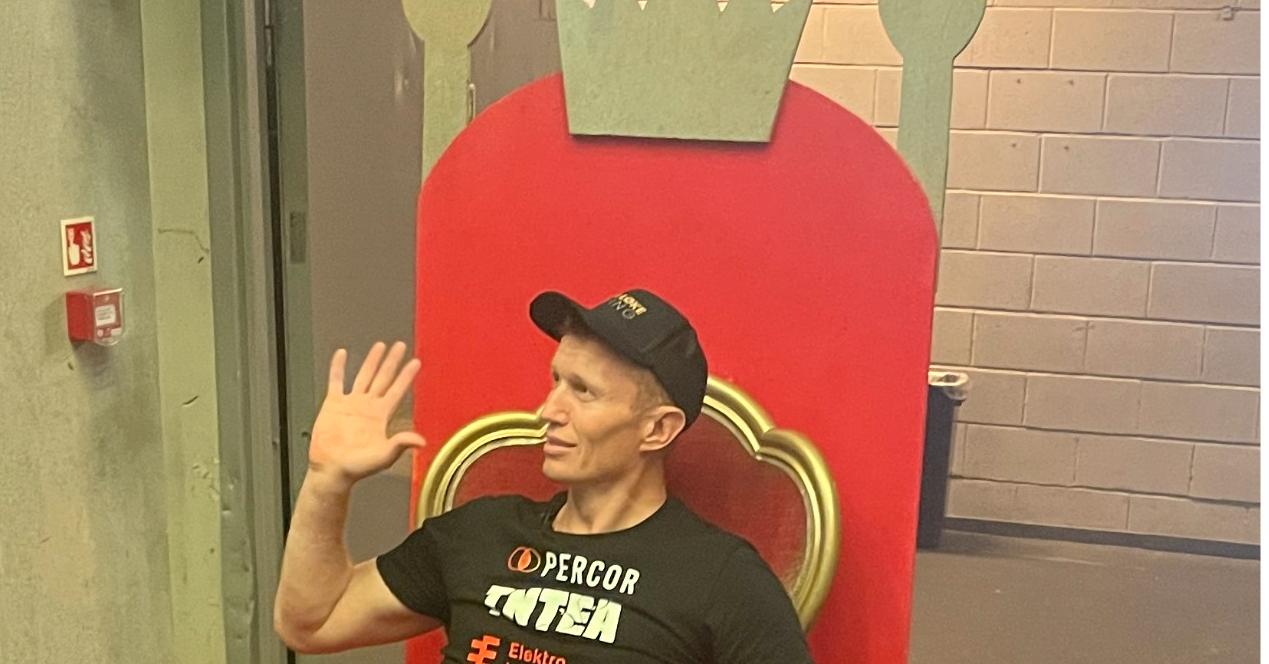 Løke skal fraktes inn på trone: – Makan til klovn!