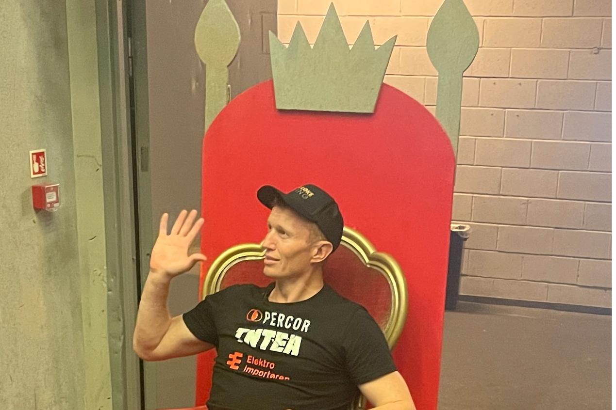 – Makan til klovn!