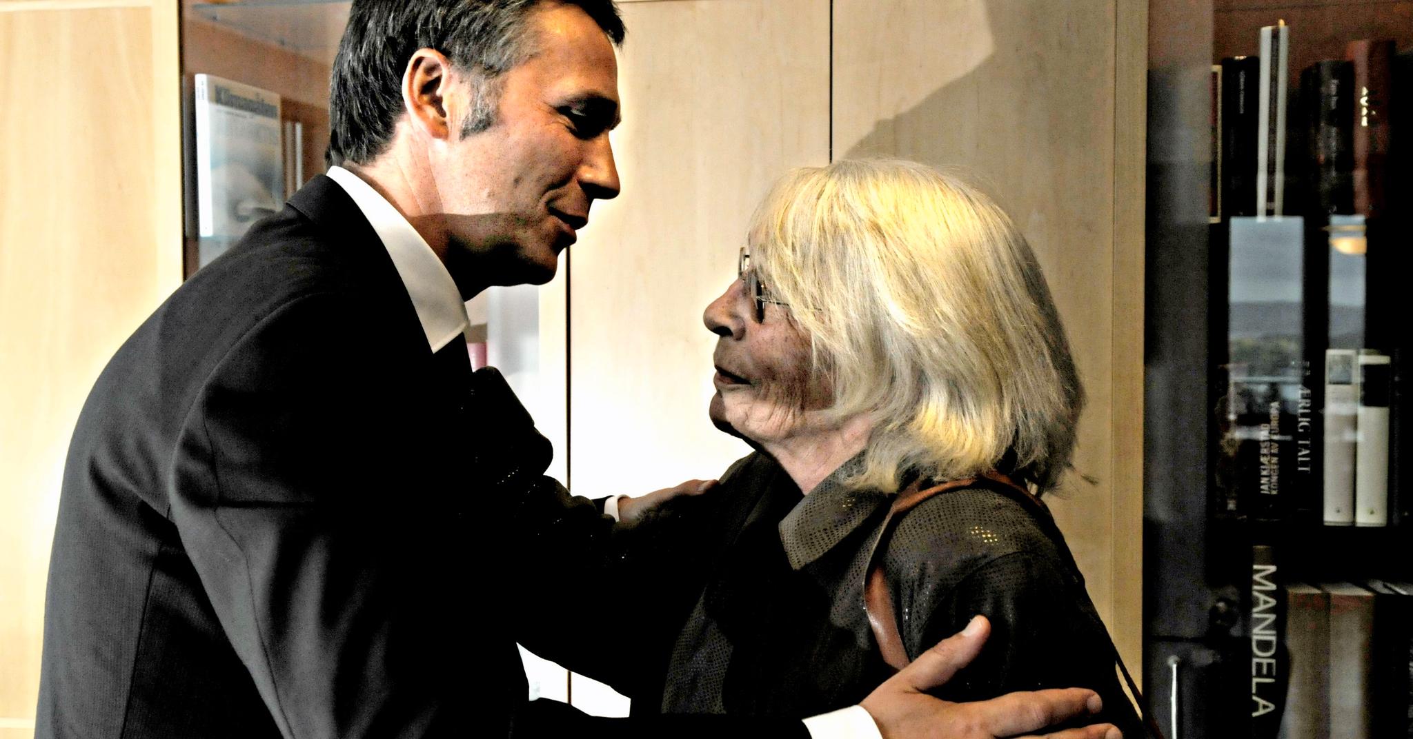 Statsminister Jens Stoltenberg sammen med moren, Karin Stoltenberg, fotografert i 2008. 
