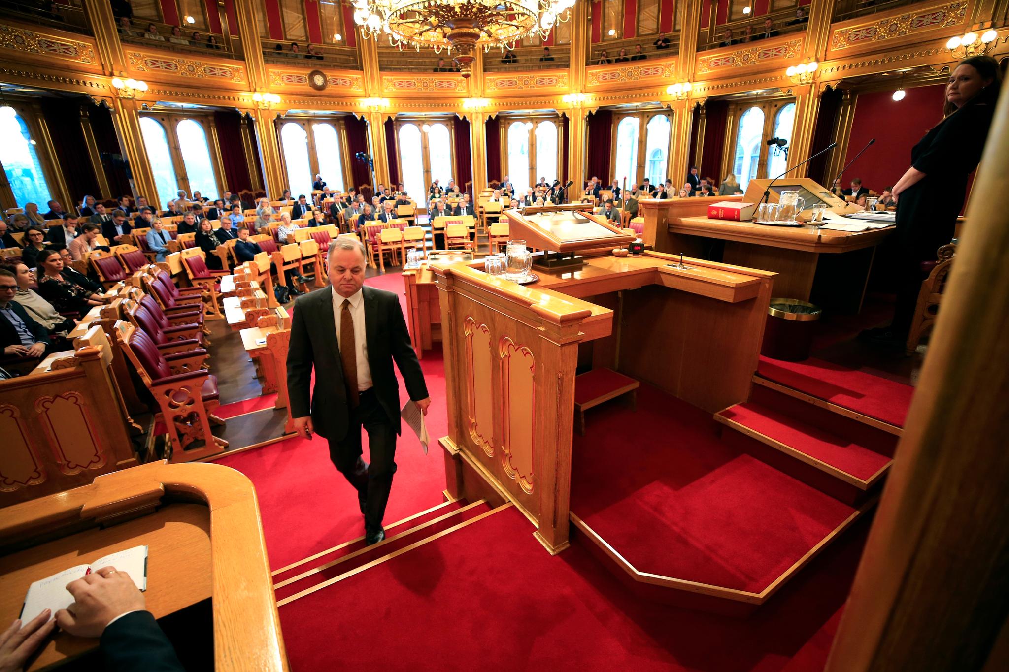 Thommessen på vei opp til Stortingets talerstol før sin redegjørelse.