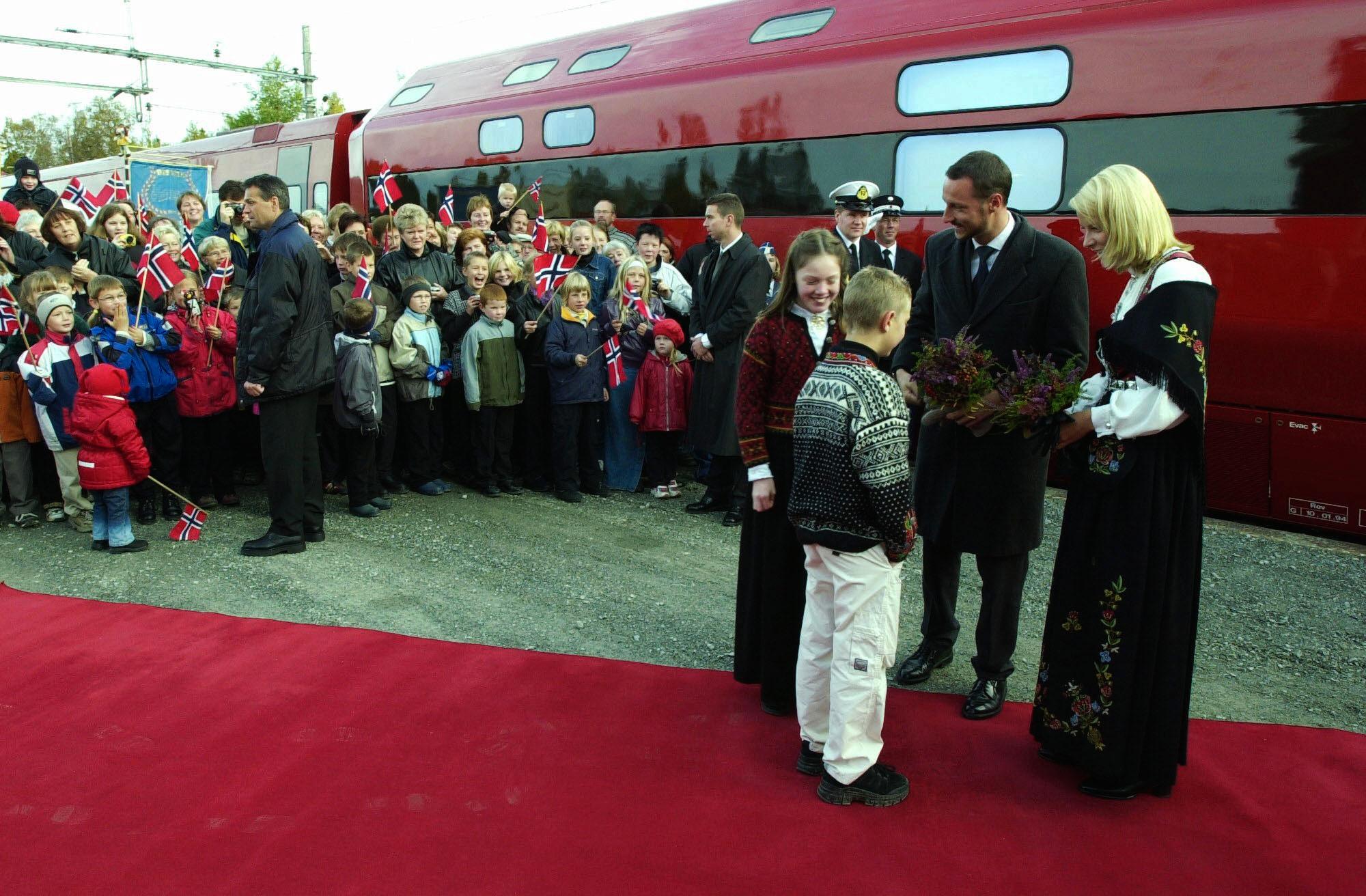 Kongevognen og kronprinsparet på Berkåk i september 2001, den gang vognen ble operert av NSB.