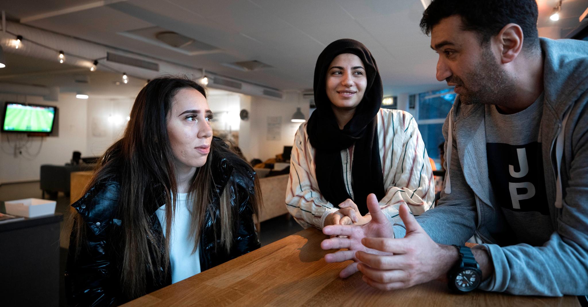 På Riverside ungdomshus på Grønland møtes ungdom og er sosiale sammen. Det er også lav terskel for å diskutere. Fra venstre: Ela, Mariam al-Najjar og Mohamed Fariss. 