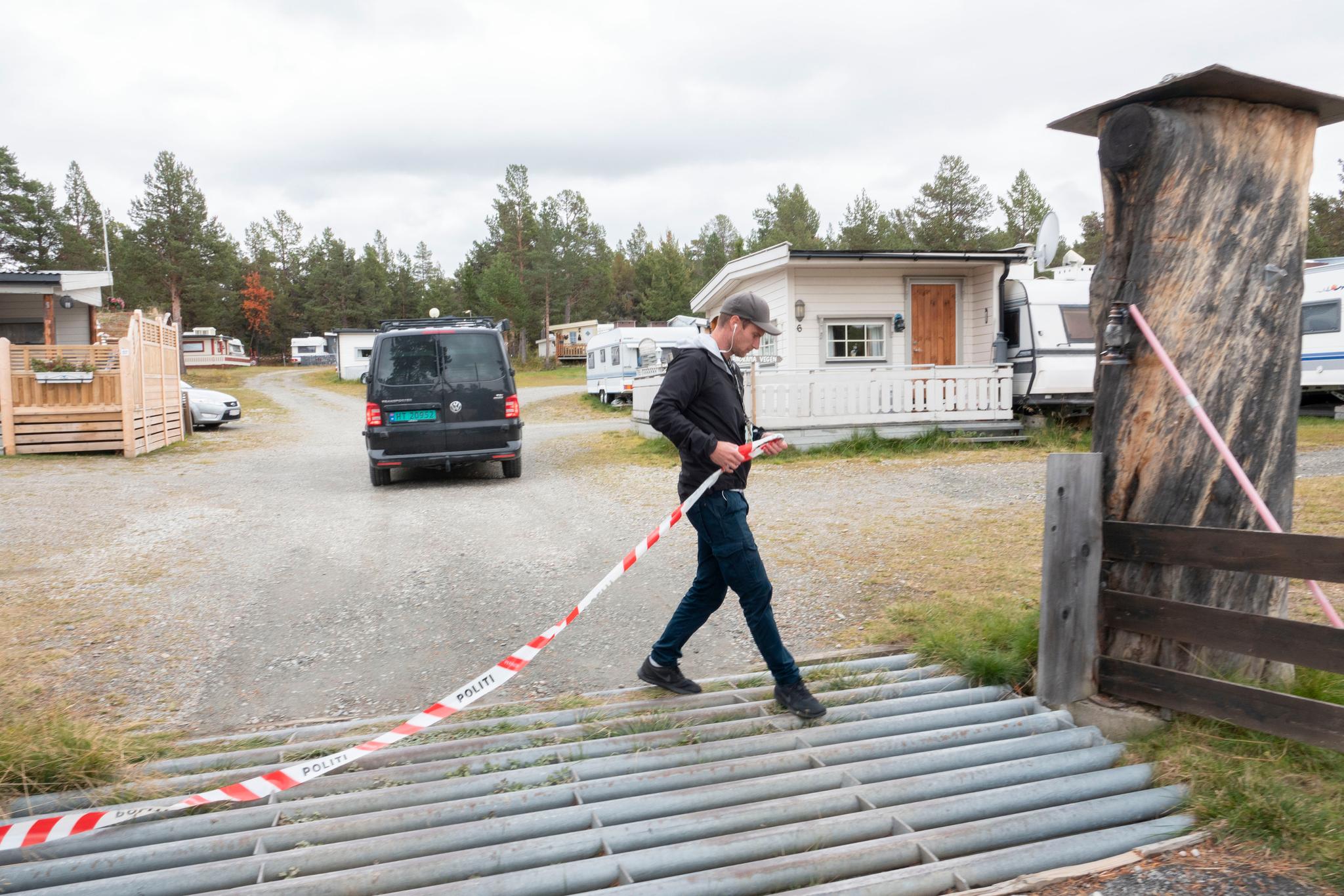  Politiet har sperret av hele campingplassen mens undersøkelsene pågår. I bakgrunnen ses bilen med etterforskere fra Lillehammer. 