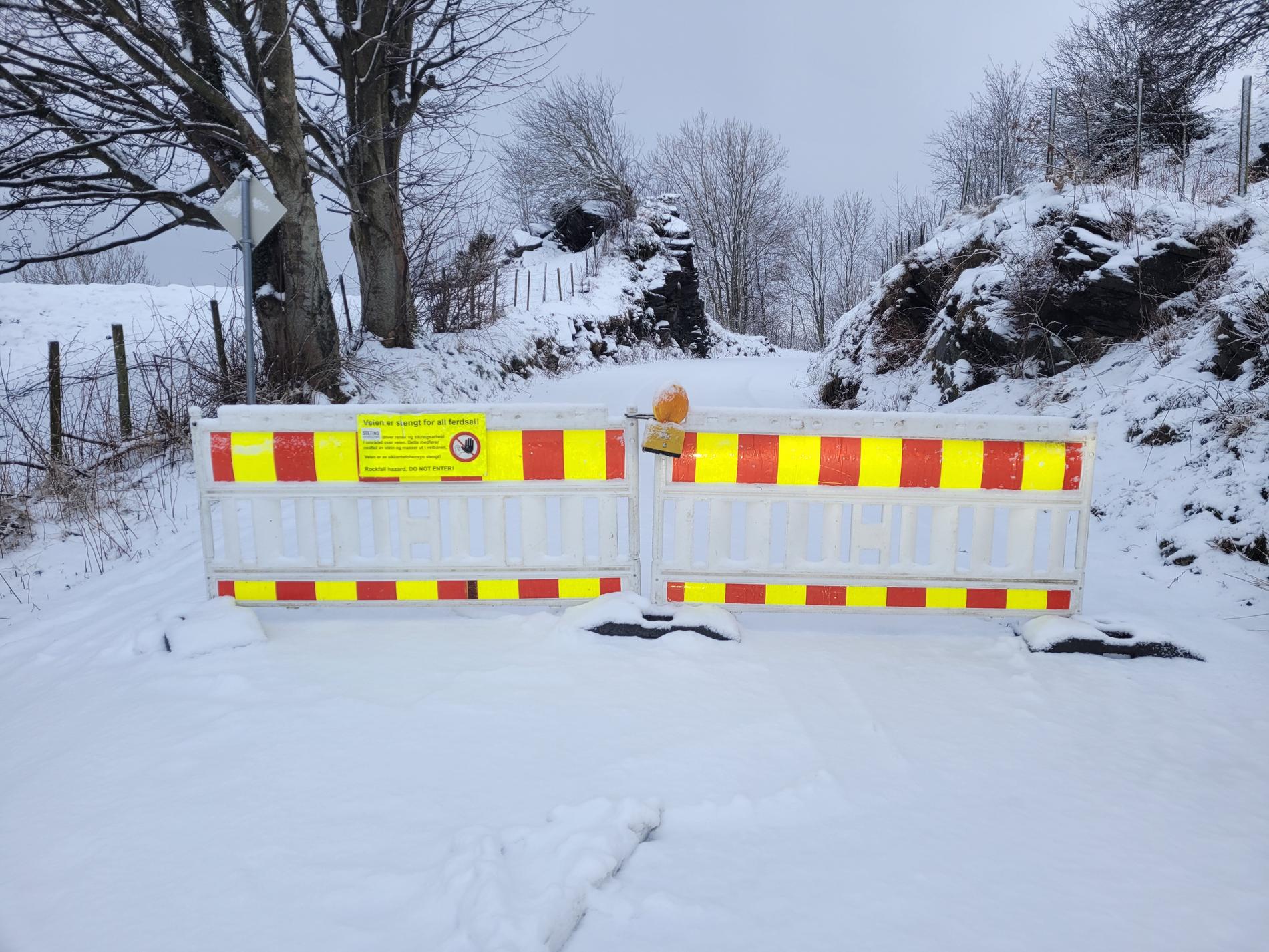 På vegsperringa langs Kvitevikvegen på Finnøy er det nå sett opp skilt der det står: «Veien er stengt for all ferdsel!».