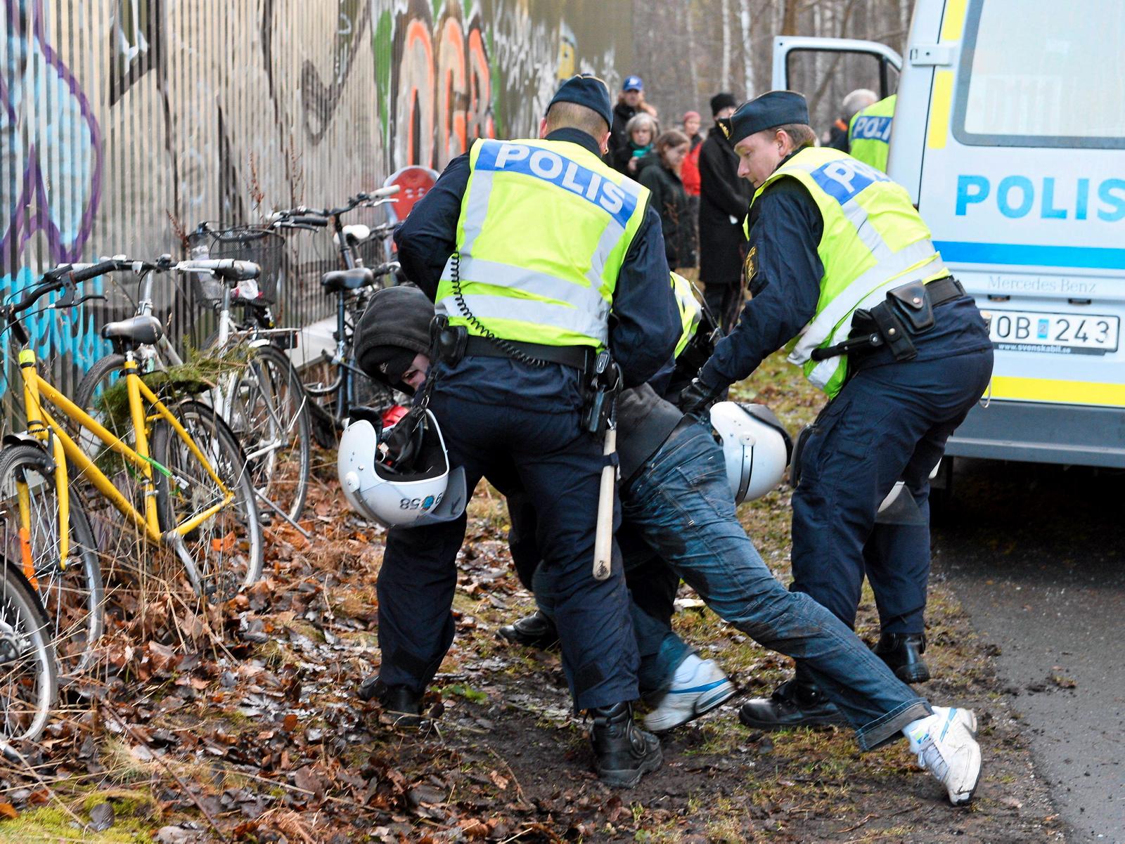 Svensk politi pågriper en person i forbindelse med en demonstrasjon mot rasisme og nazisme i Stockholm. Mímir Kristjánsson tror det vil være det beste for alle parter om svenskene konsentrerer seg mest om sine egne problemer, så kan nordmenn konsentrere seg om sine.