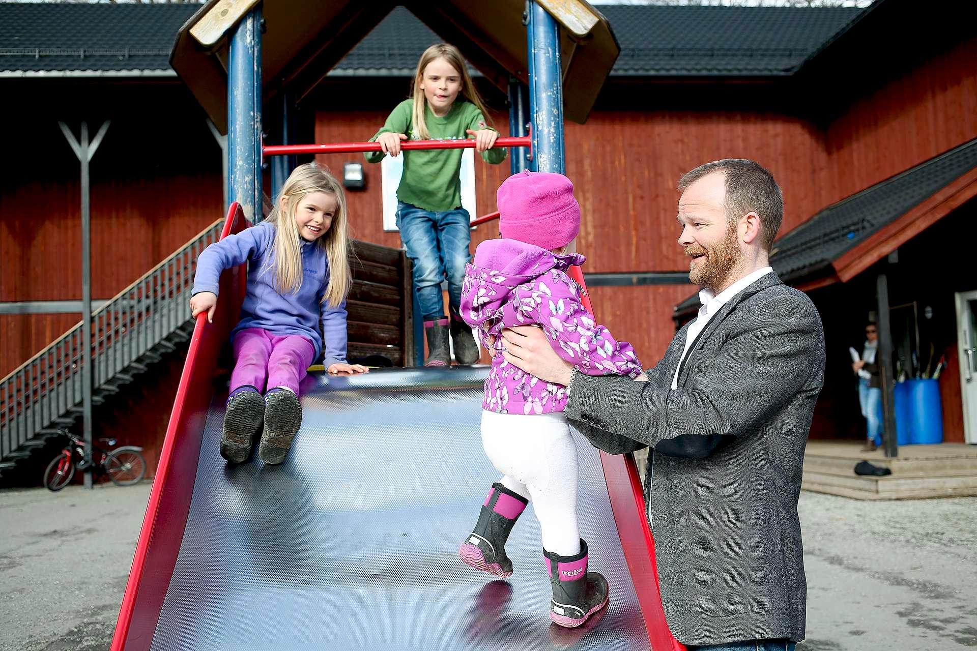 Morten Lund Hoffmann her med døtrene Ingri (2), Martine (7) og Nora (5) Dahl Hoffmann er glad for det offentliges satsing på barnefamilier.