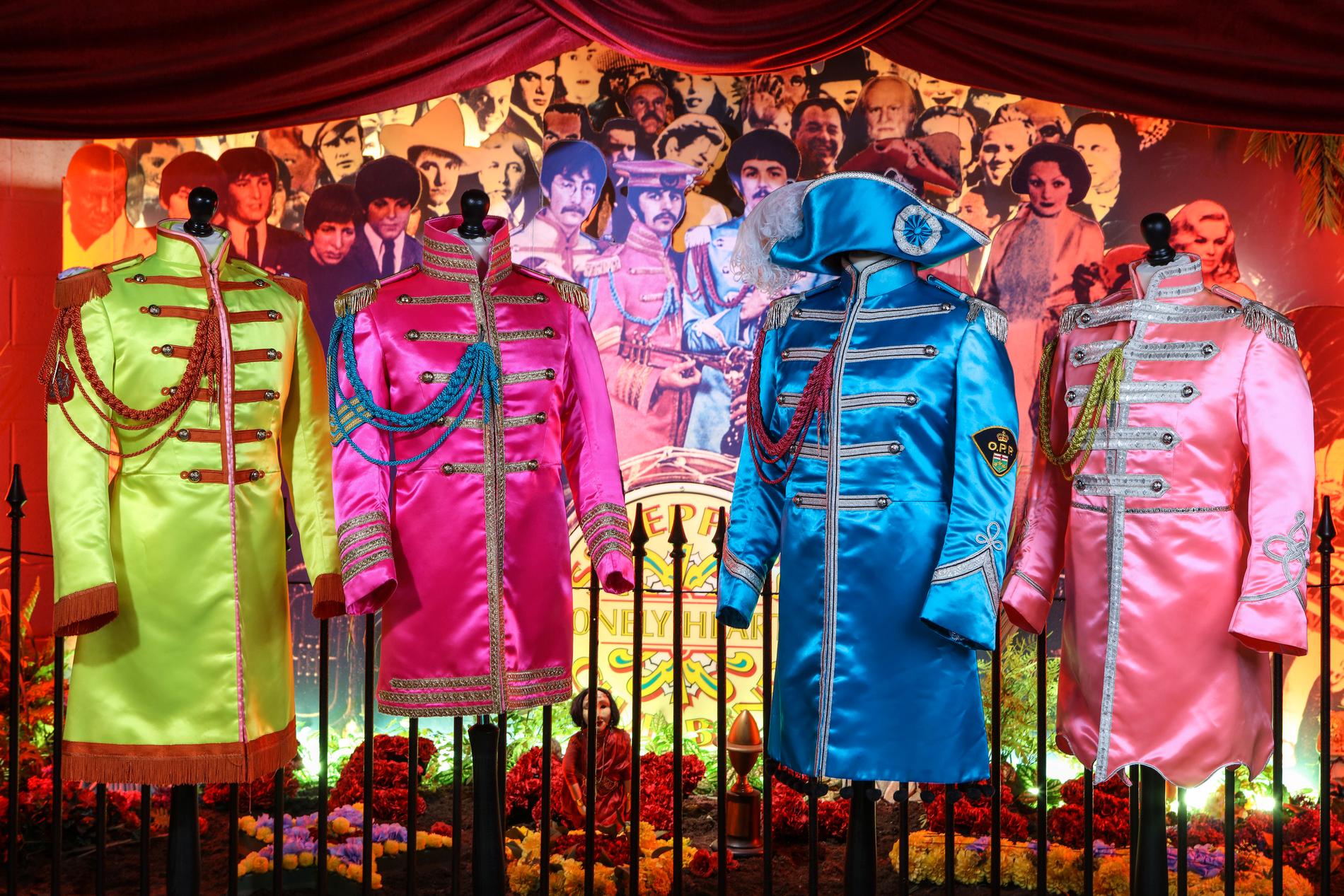 The Beatles Story ved Albert Dock ble grunnlagt i 1990 og er et populært museum med over 300.000 besøkende pr. år. En tro kopi av de fargerike kostymene fra «Sgt. Pepper's Lonely Hearts Club Band» (1967) er blant trekkplastrene.  