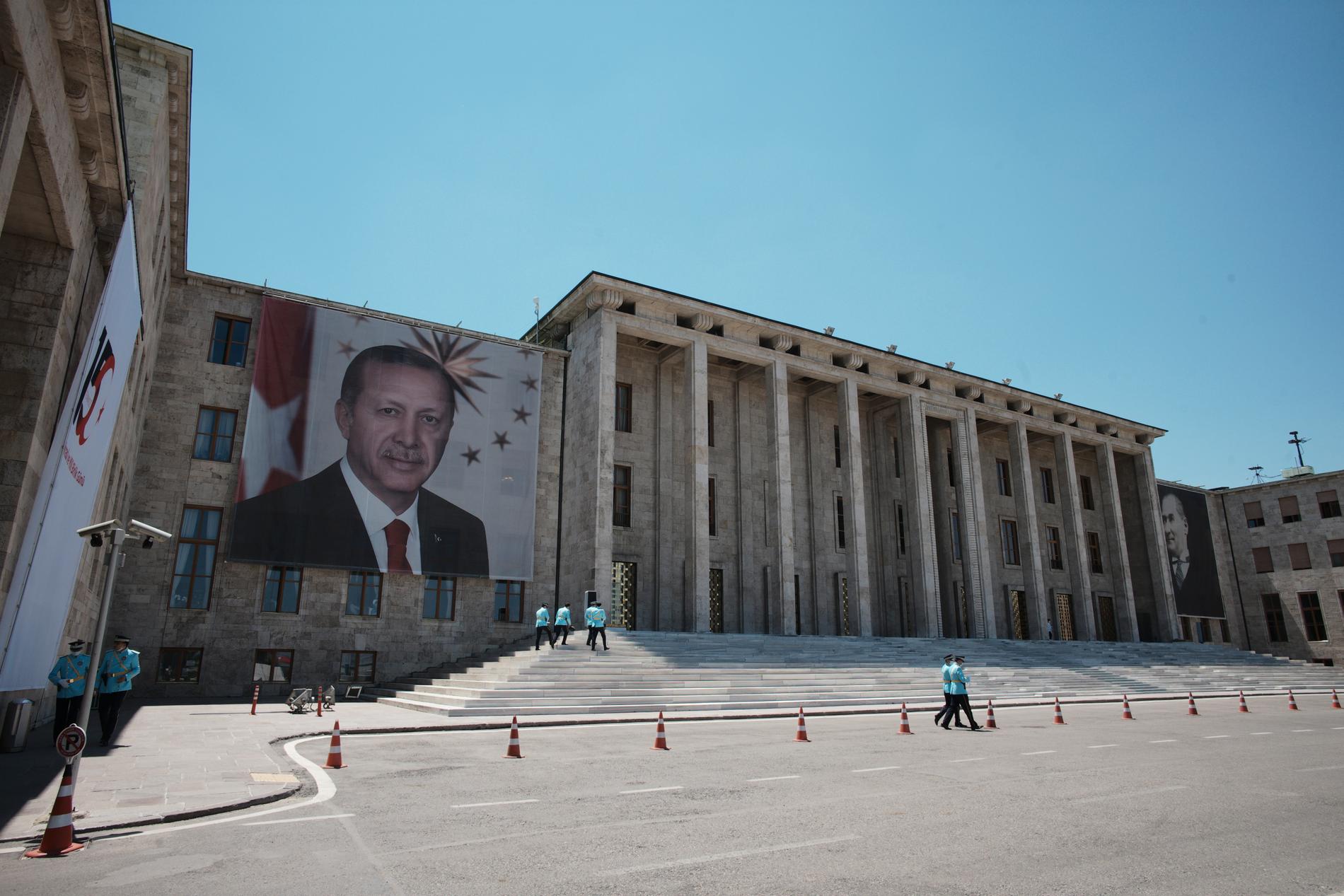 Store bannere med bilde av president Recep Tayyip Erdogan og Mustafa Kemal Atatürk på fasaden på nasjonalforsamlingen i Ankara torsdag, på femårsdagen for forsøket på militærkupp i landet. 