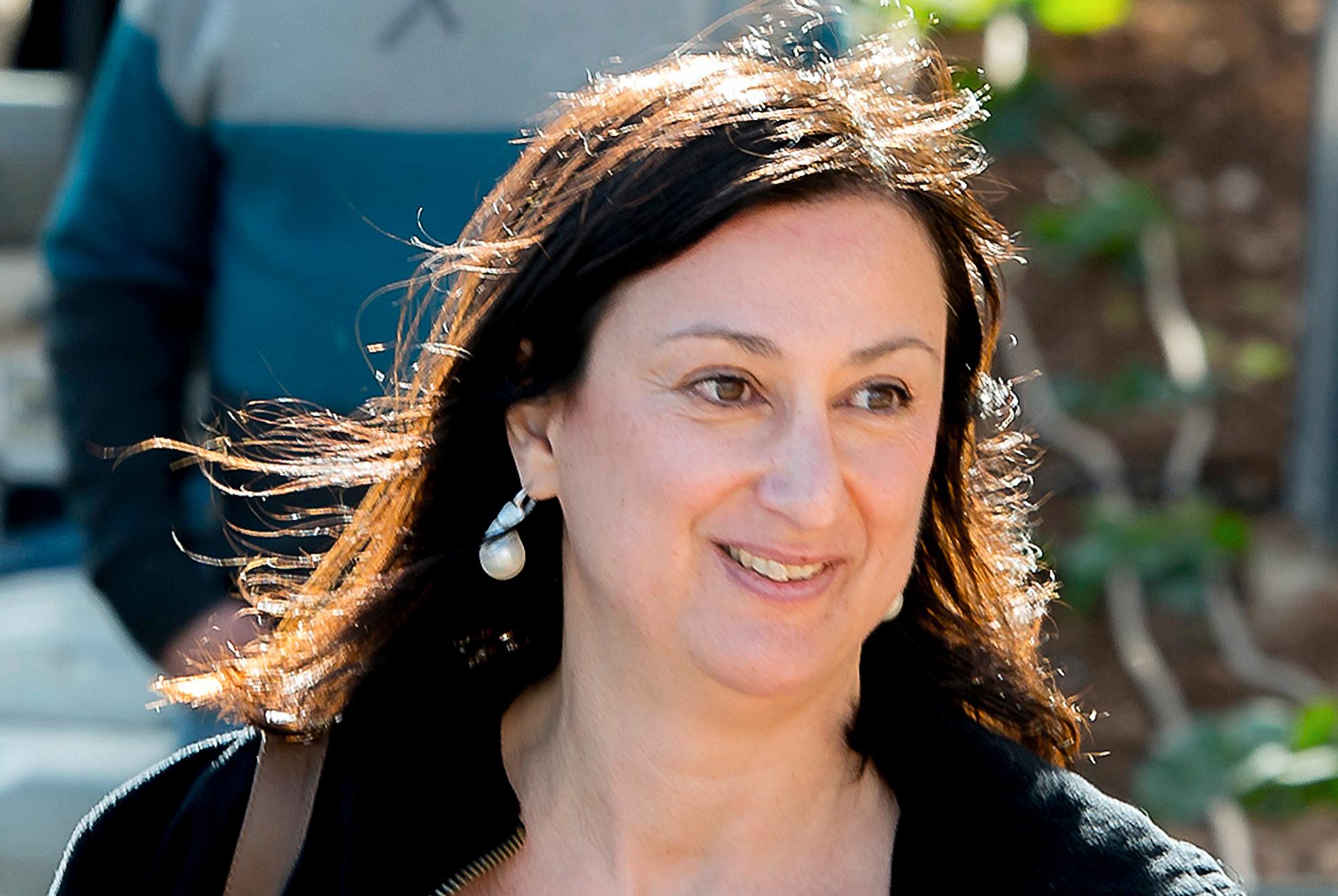 Gravejournalisten Daphne Caruana Galizia ble drept i et attentat på Malta i oktober 2017. Fredag ble de to brødrene som plasserte bilbomben, dømt til 40 års fengsel, men det er fortsatt ikke klart hvem som ga dem oppdraget. 
