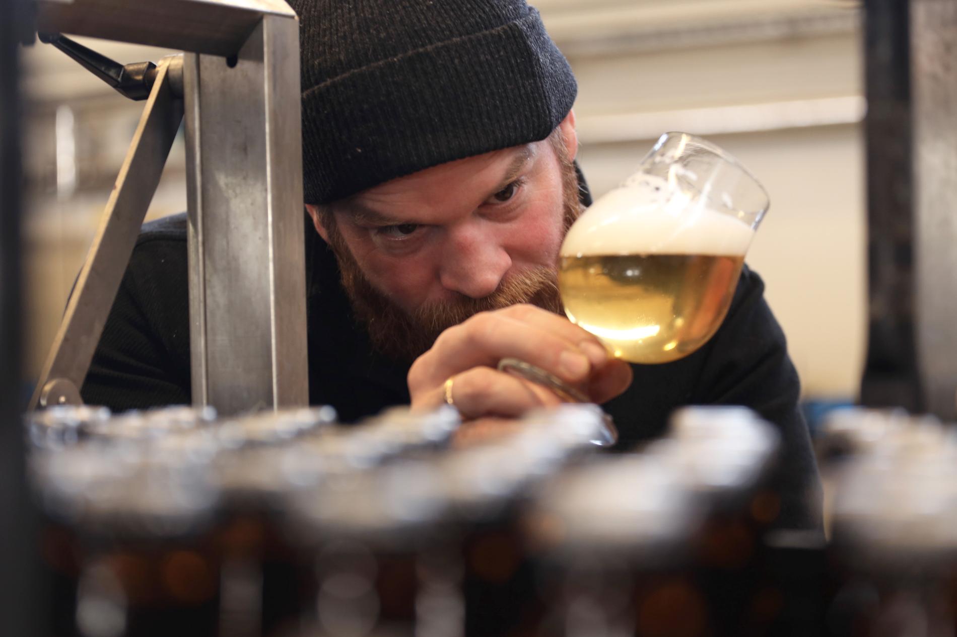ERFAREN: Mike Murphy har brygget øl i over 20 år. Foto: Ivar Vasstveit.