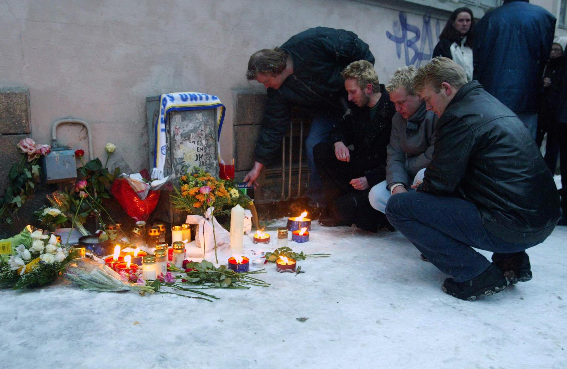 Mange møtte opp til minnemarkering etter drapet på Egil Tostrup Bråten (23) for 14 år siden. Han ble funnet drept med et stikkvåpen, rett ved bygården hvor han bodde i Oslo sentrum.