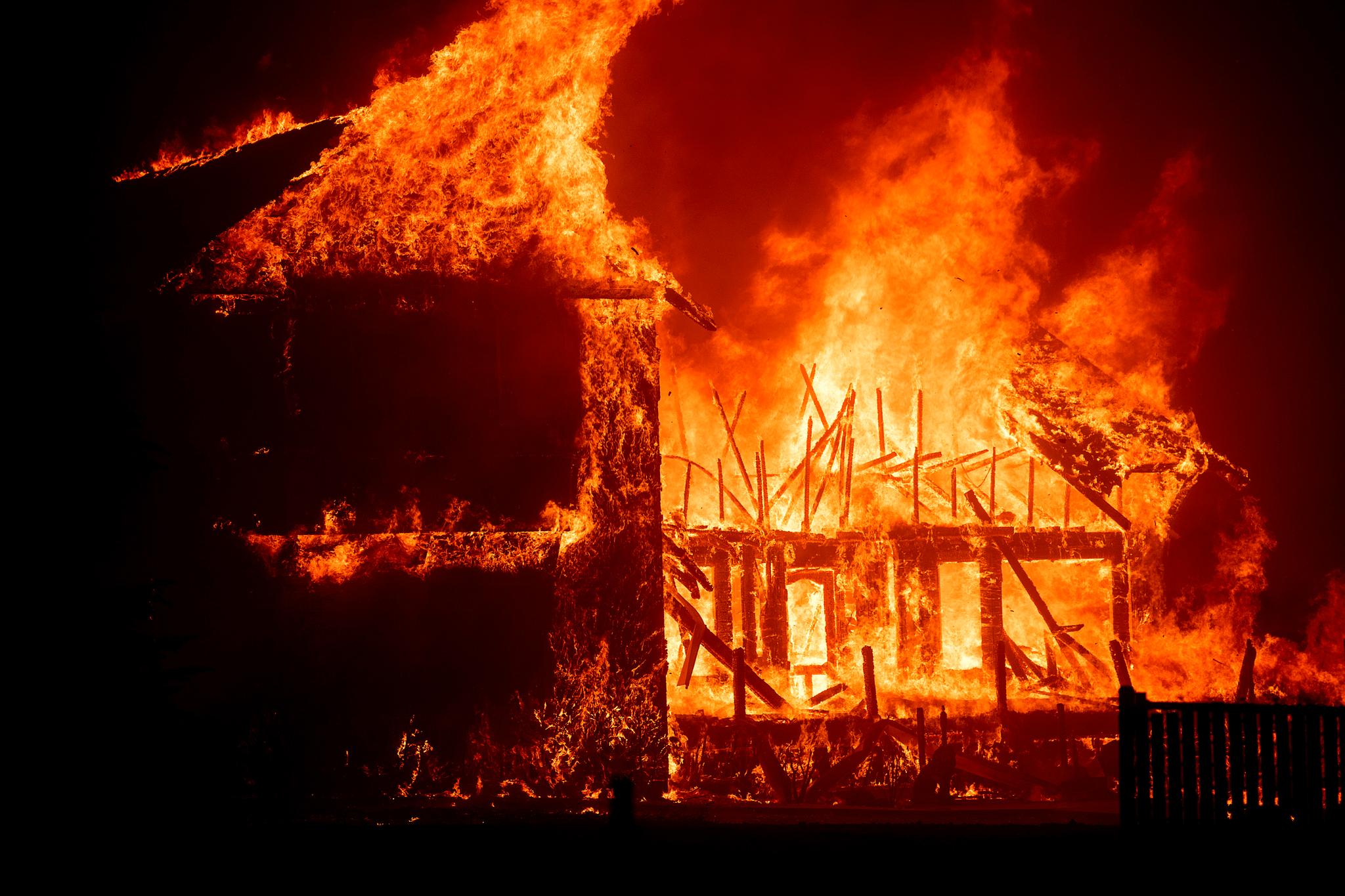 Et ukjent antall bygninger er blitt flammenes rov i den raskt voksende skogbrannen nord i California. 