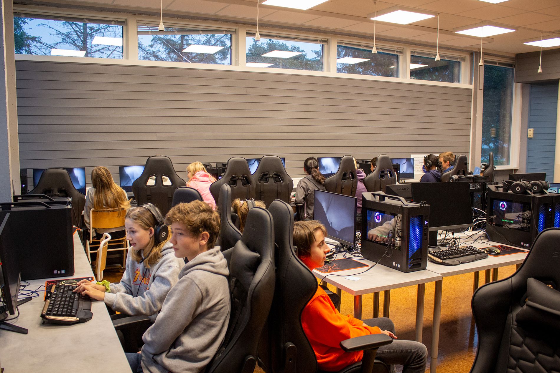 Det nye gamingrommet på Revheim ungdomsskole består av 20 stasjonære PCer, inkludert gamingutstyr som stoler, mus og tastatur. 