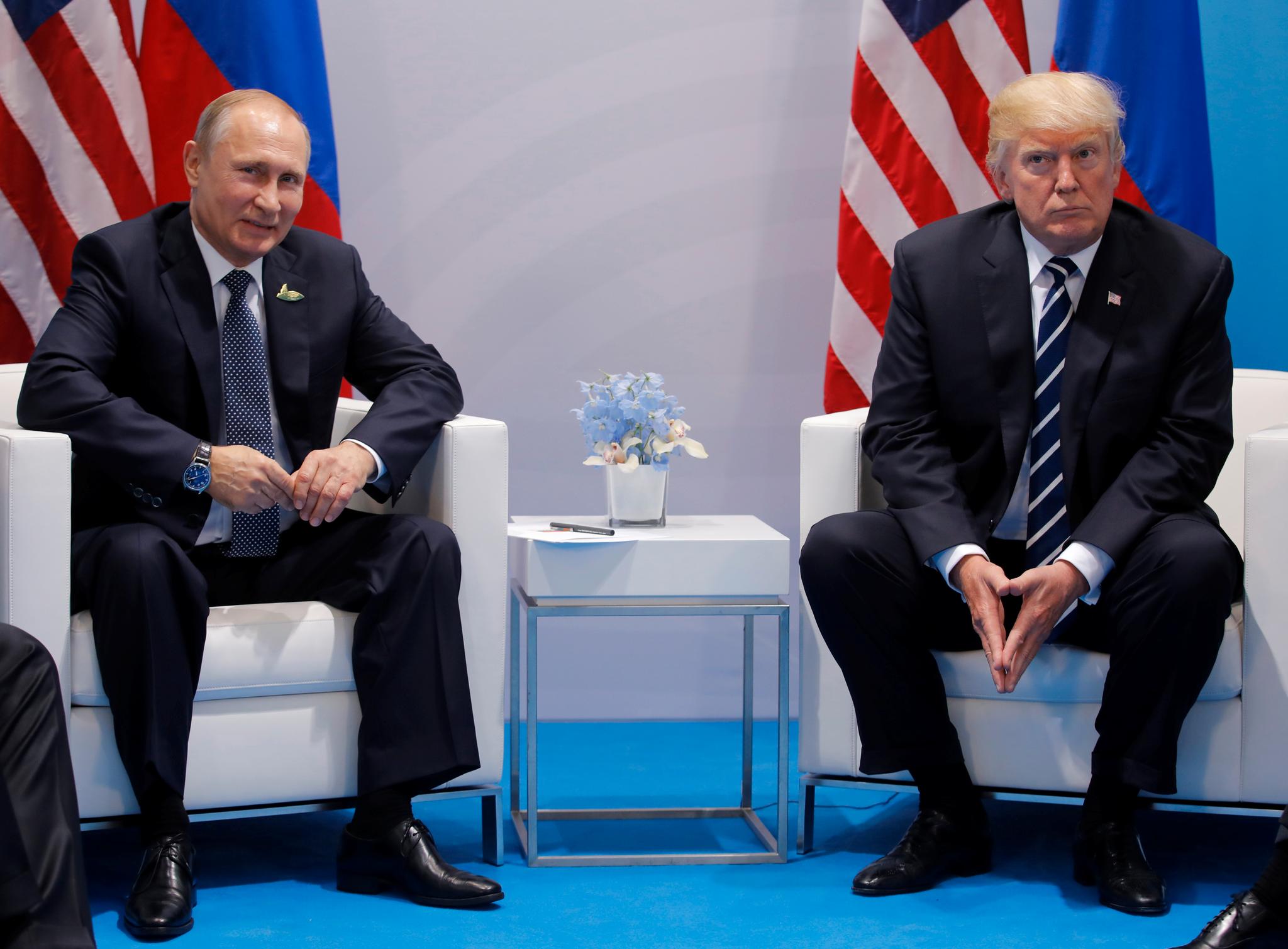  Donald Trump har hele tiden benektet at kampanjen hans samarbeidet med russerne i valgkampen. Det blir vanskeligere å komme med denne påstanden nå, skriver Kristoffer Rønneberg. Her er Trump fotografert sammen med Russlands president under G20-toppmøtet 7. juli.