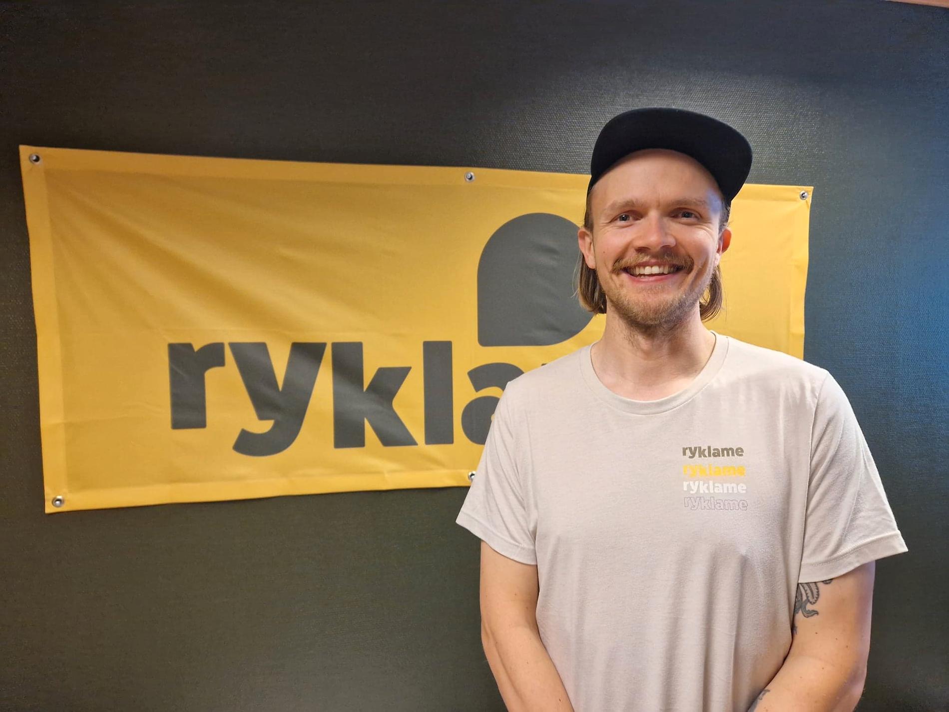 Tom Egill Tobiassen har startet firmaet «Ryklame»