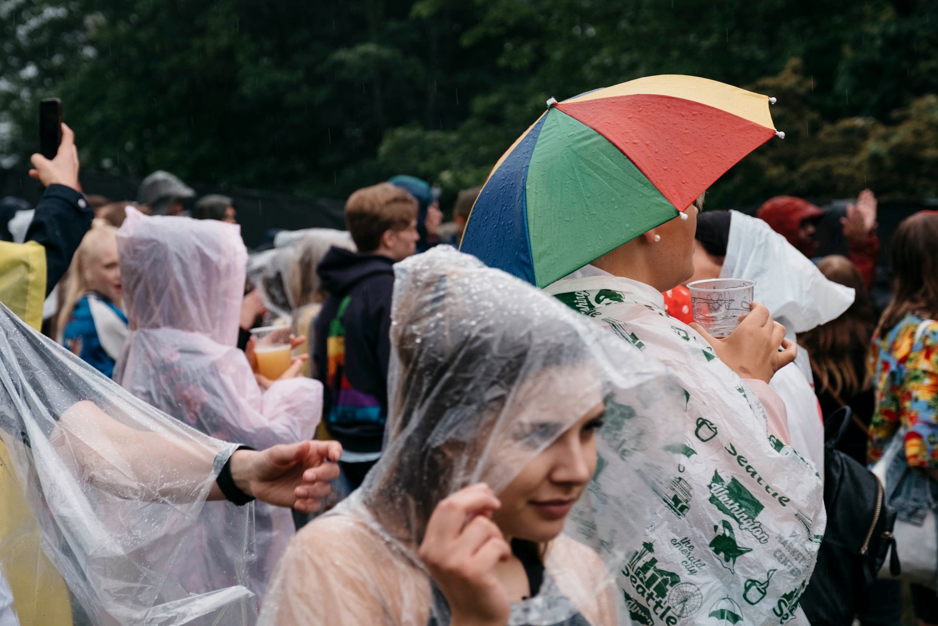 Paraply er ikke tillatt. Så regnponcho, sydvest - eventuelt en regn-paraply-hatt? Det er lov å være kreativ! 