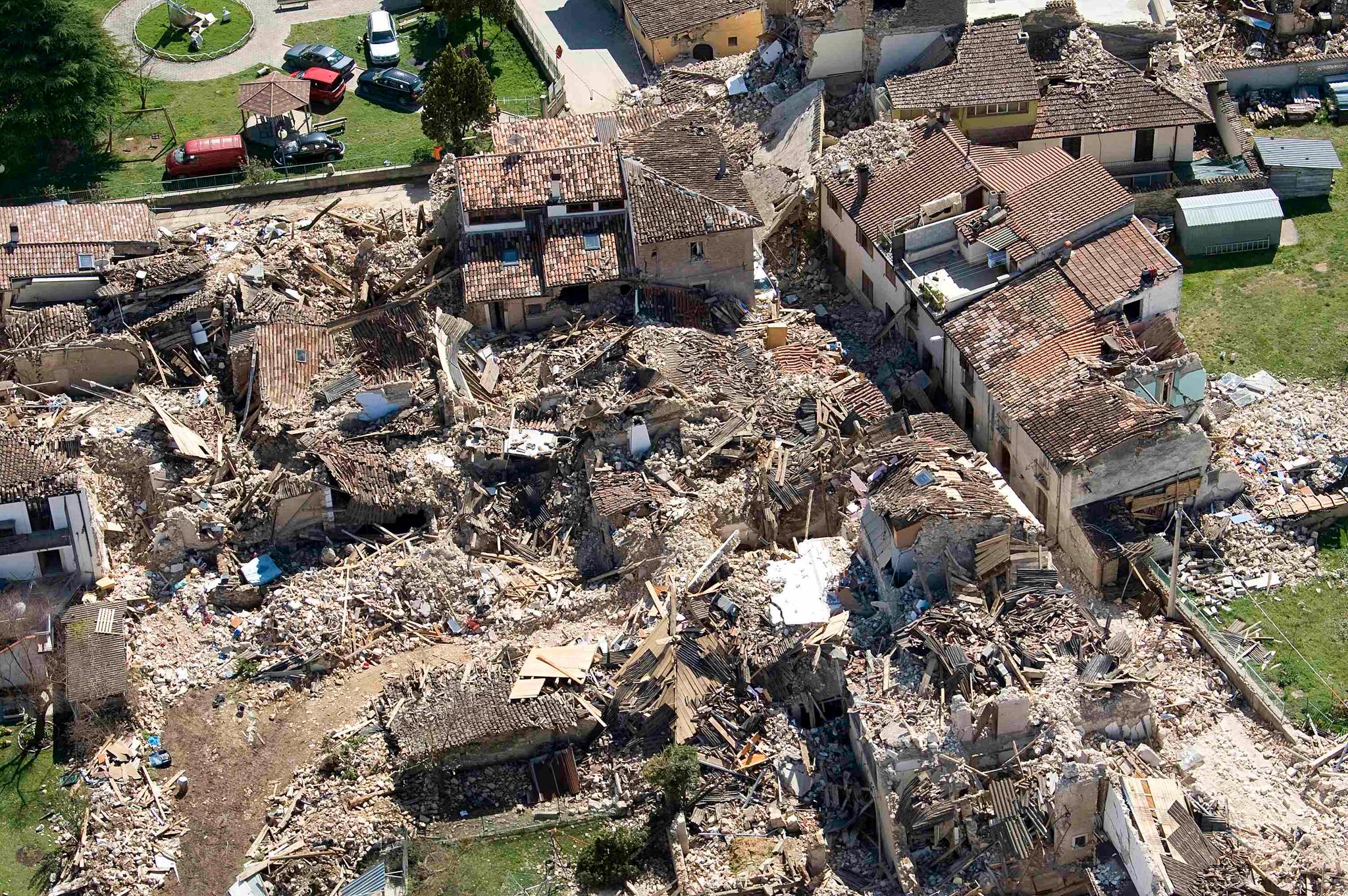 Dette bildet tatt fra luften viser store ødeleggelser i byen Onna nær L'Aquila etter jordskjelvet i 2009.