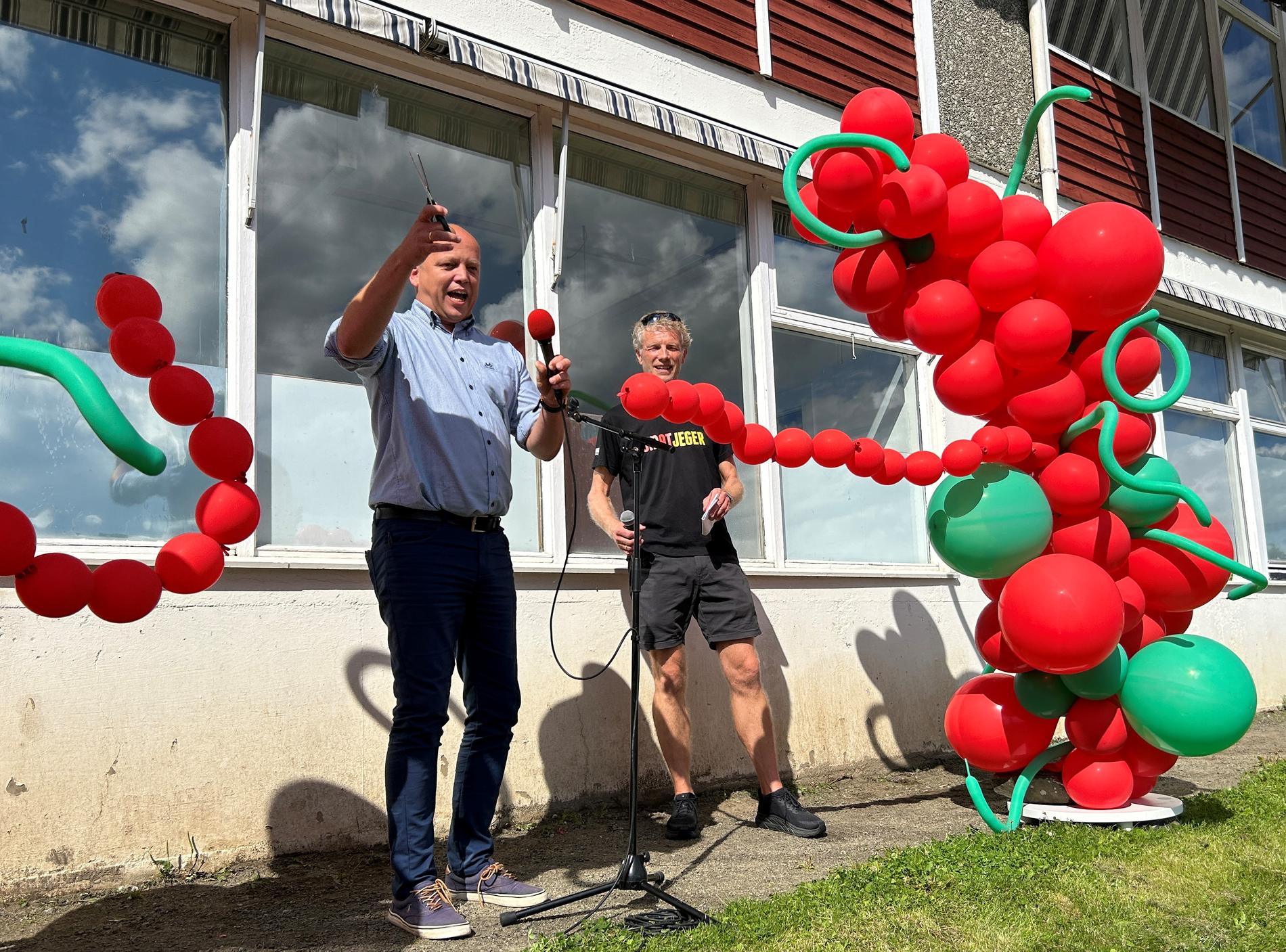 Finansminister Trygve Slagsvold Vedum klipper snora og Tomatfestivalen er offisielt opna. I bakgrunnen Tore Dahl i Mango.