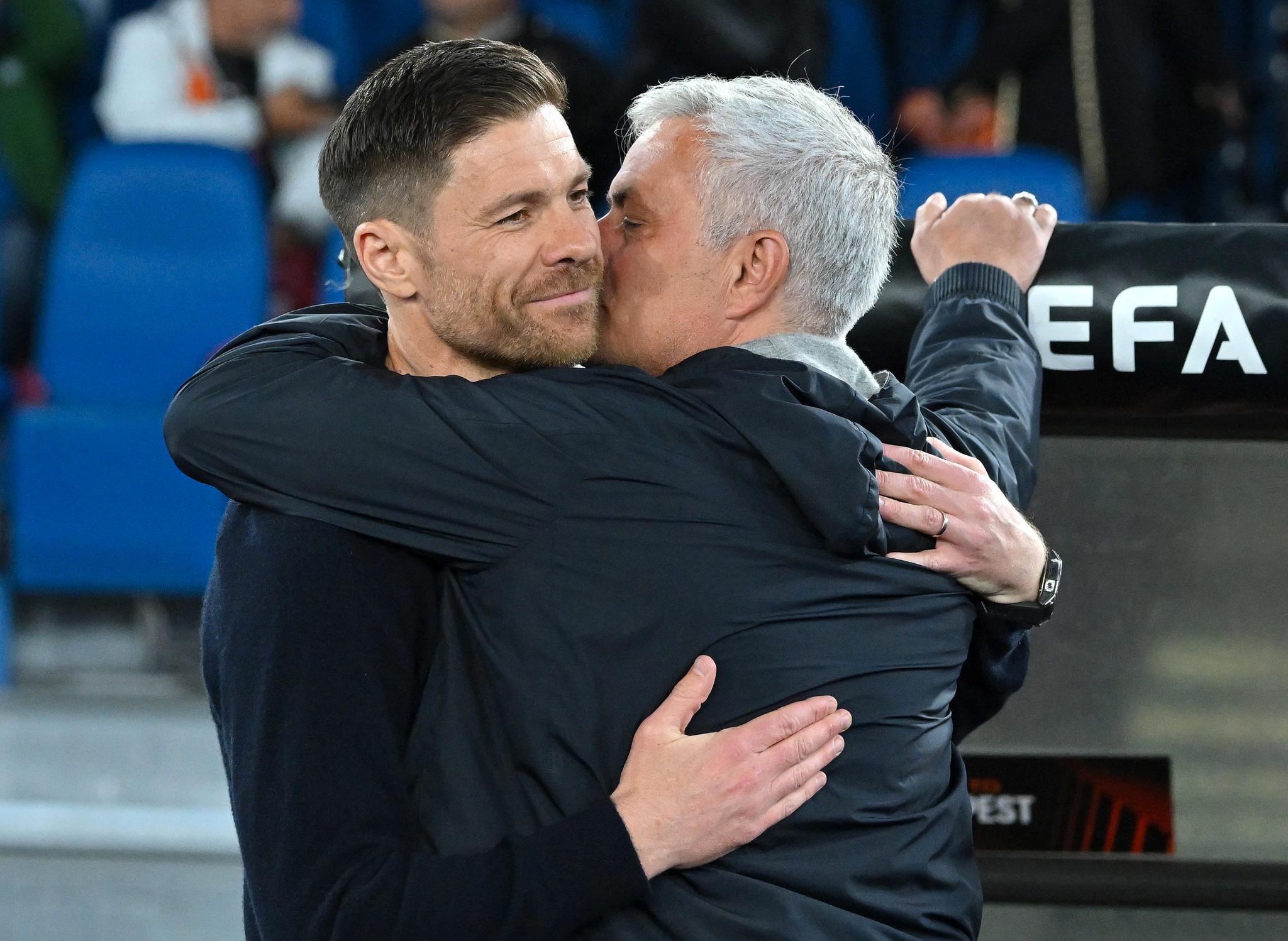 KOSELIG: Bayer Leverkusens manager Xabi Alonso og Roma-manager José Mourinho ønsket hverandre lykke til med kampen før avspark. 