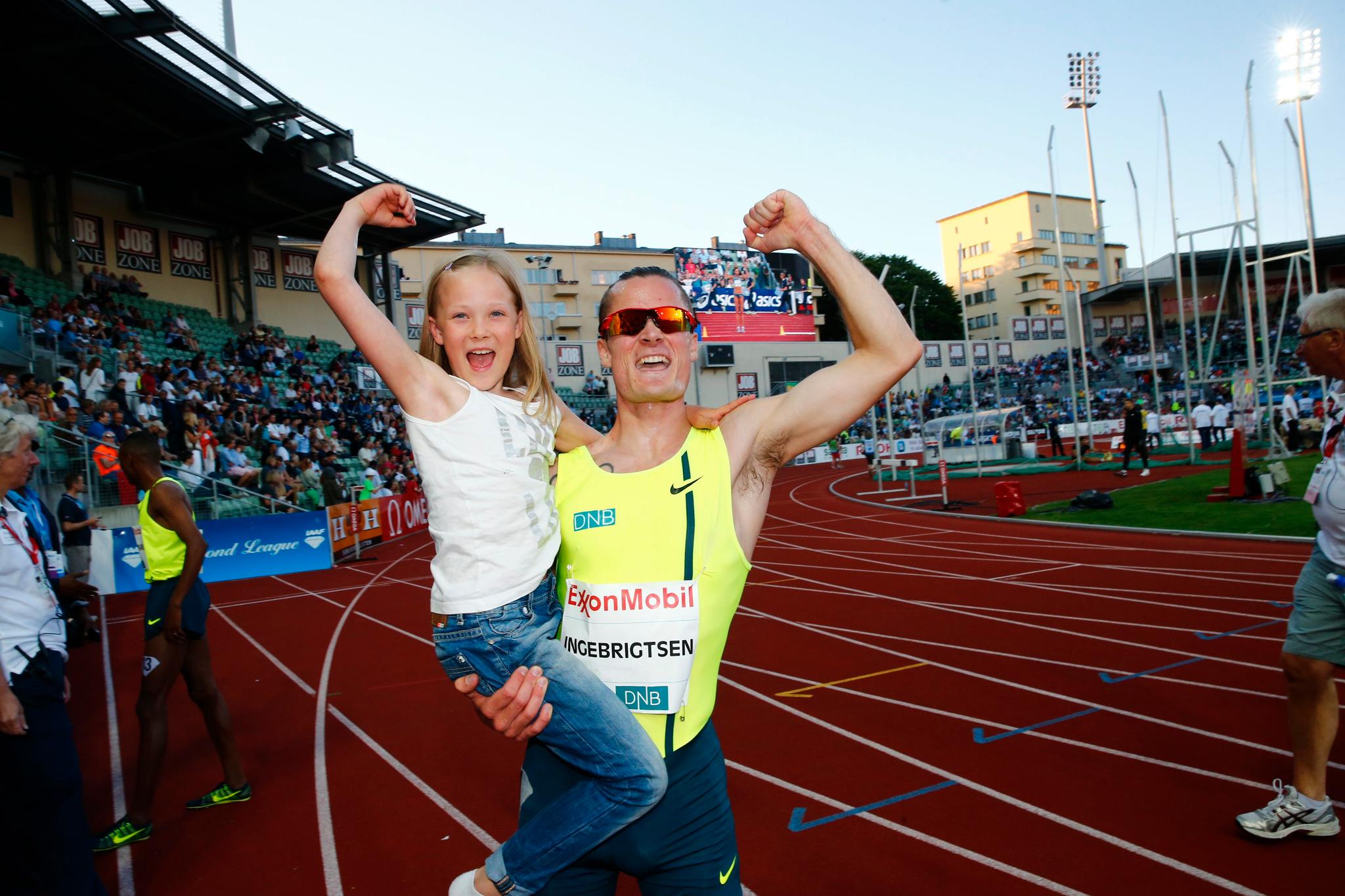Henrik Ingebrigtsen føler seg bedre enn han har gjort siden 2014. Her feirer han ny personlig rekord på en engelsk mil under Bislett Games det året, med lillesøster Ingrid i armene.