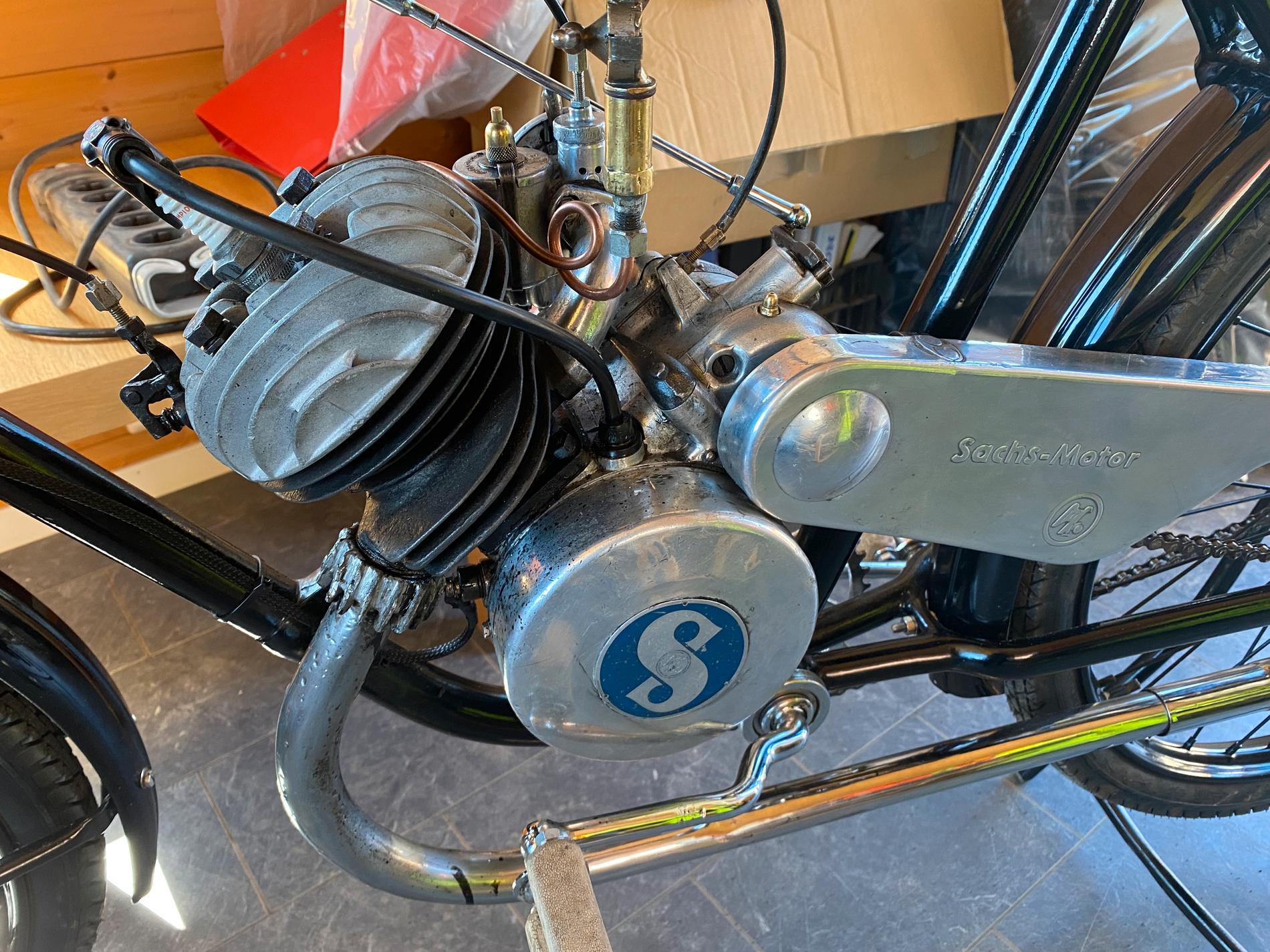 Sachs-motor, 98 kubikk. Difor må sykkelen reknast som ein motorsykkel, og ikkje ein moped.
