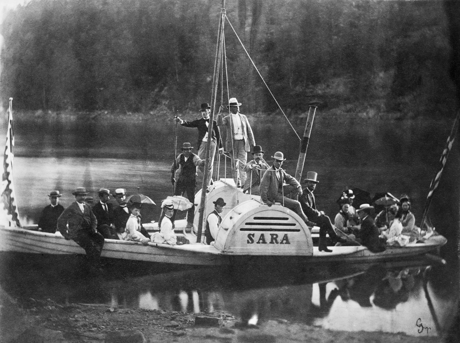 Slik så hjulbåten Sara ut. Båten var en forlystelsesbåt. Gjestene som kom til Sarabråten fikk seg gjerne en tur med denne eller en av de to eller tre andre han hadde. Dette bildet er fra 1871.