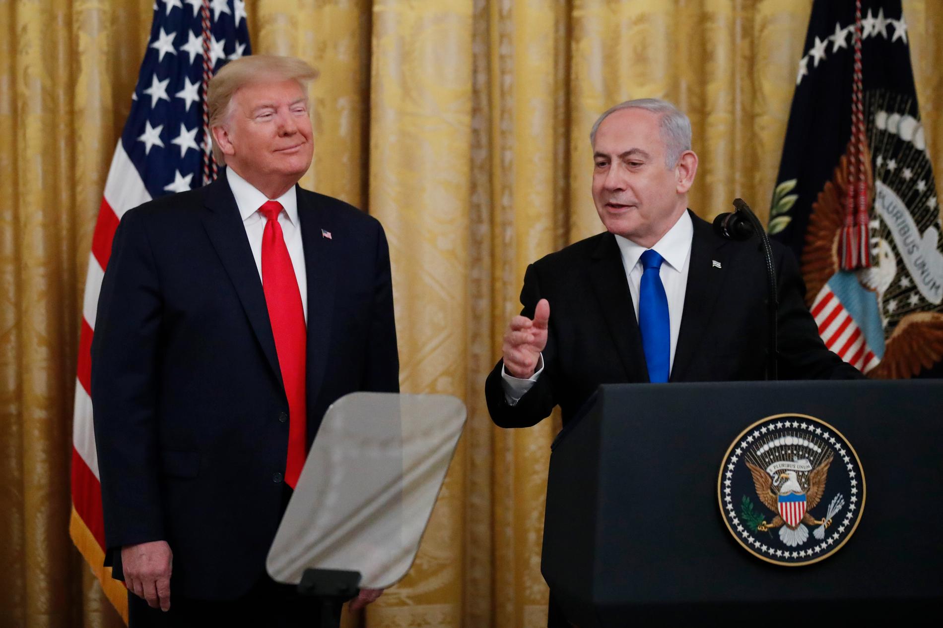 FORNØYD: Israels statsminister Benjamin Netanyahu var såre fornøyd da USAs president Donald Trump la frem planen som han mener vil skape fred mellom Israel og palestinerne. 