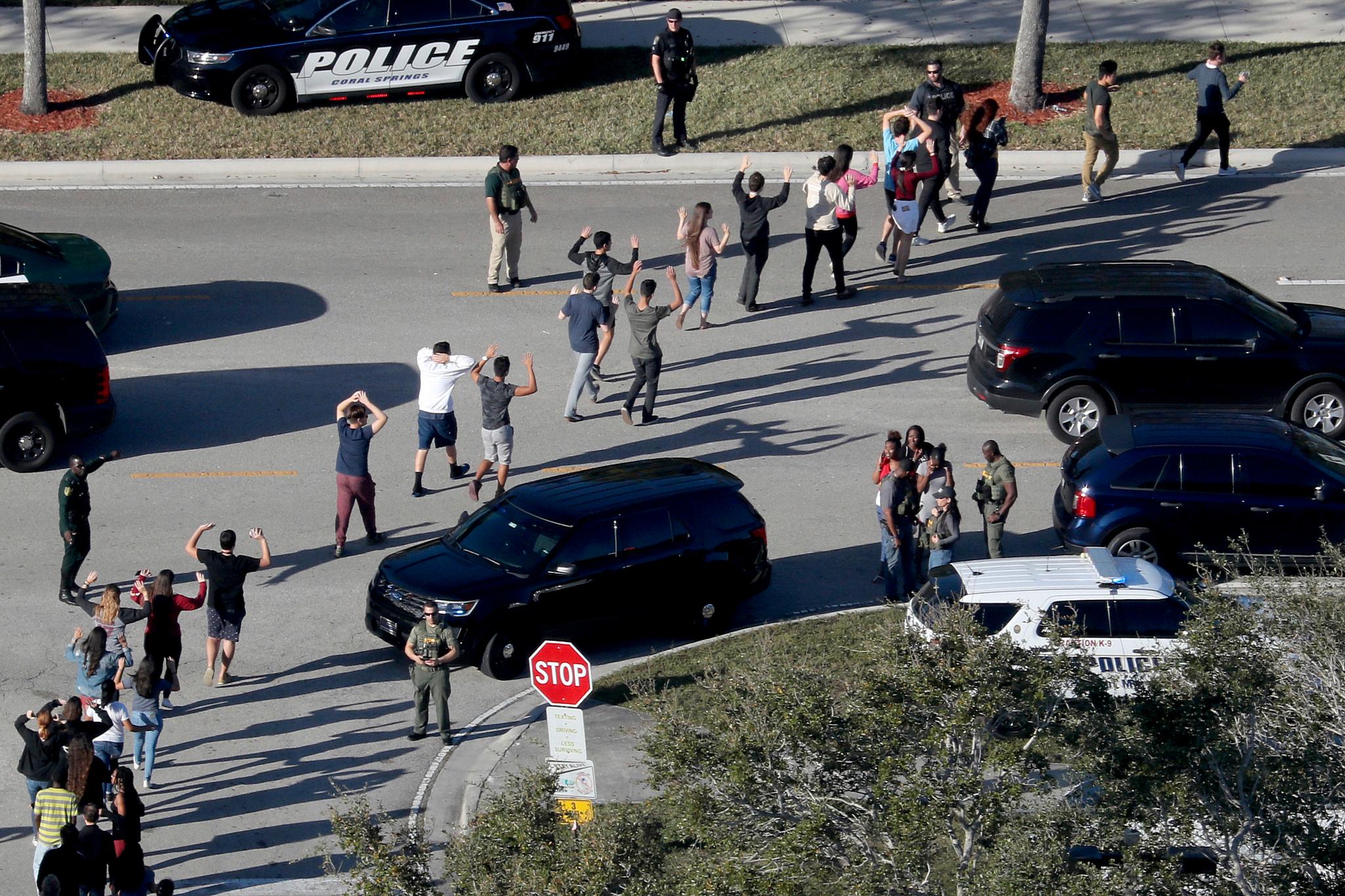 Elever blir geleidet ut av politiet etter masseskytingen på skolen i Parkland. Foto: Mike Stocker / South Florida Sun-Sentinel / AP / NTB scanpix