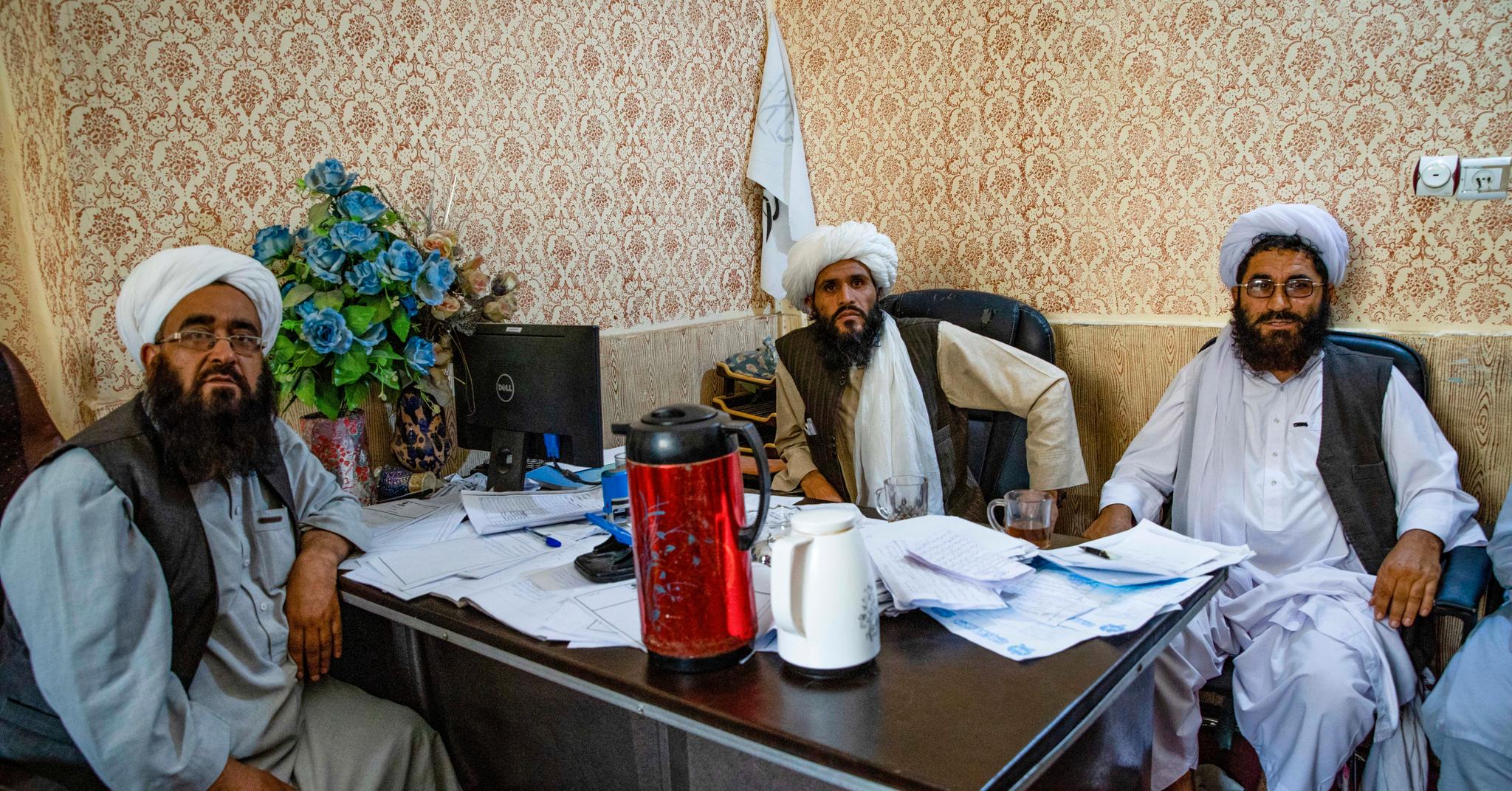 Dommer Abdul Hai (i midten) er sjefen ved Talibans nye domstol i Herat. Han har med seg en ekspert på koranen og en assistent som fungerer både som sekretær og dommer.