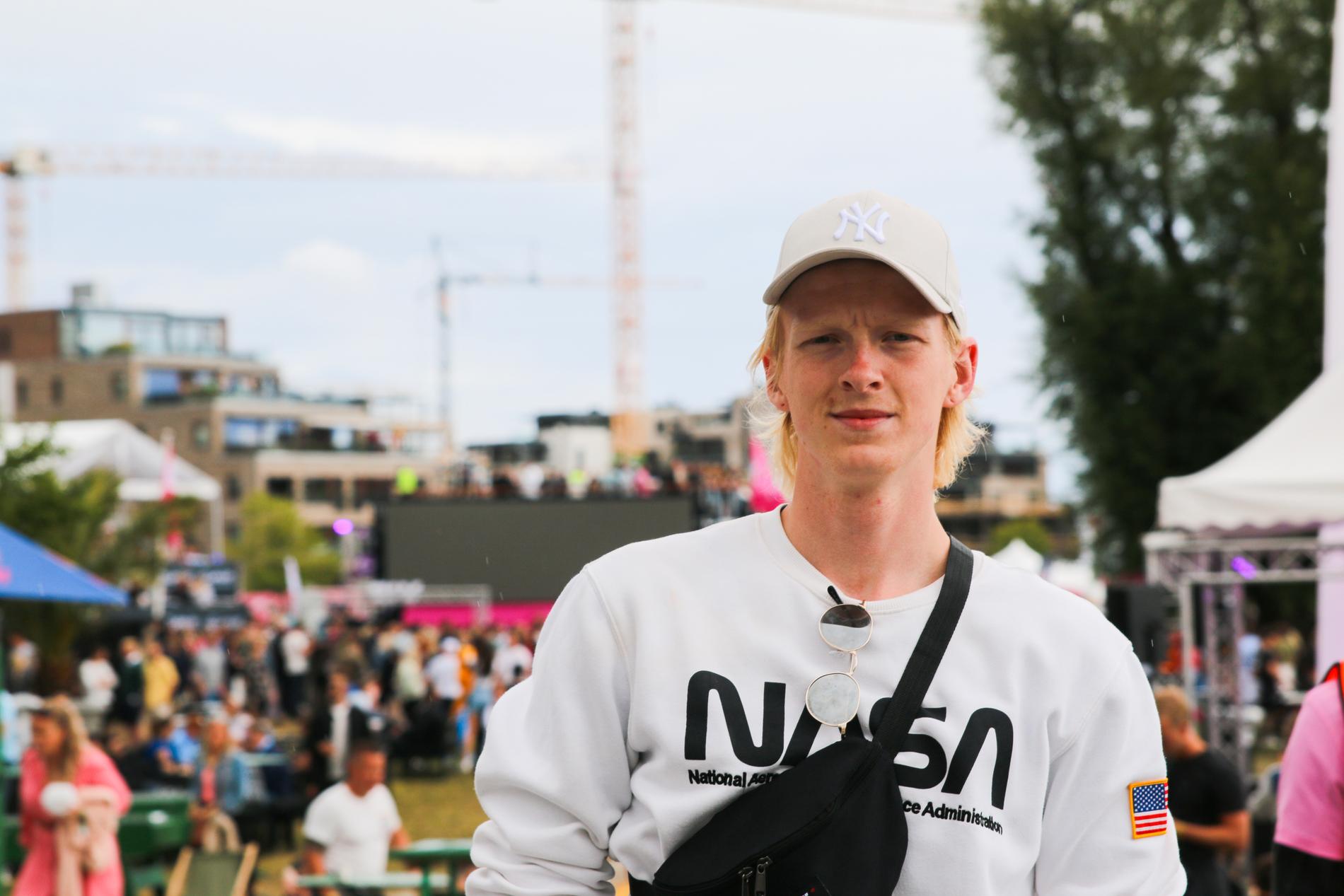 Thomas Findal Andersen (21) fra Kristiansand går for svart fannypack.