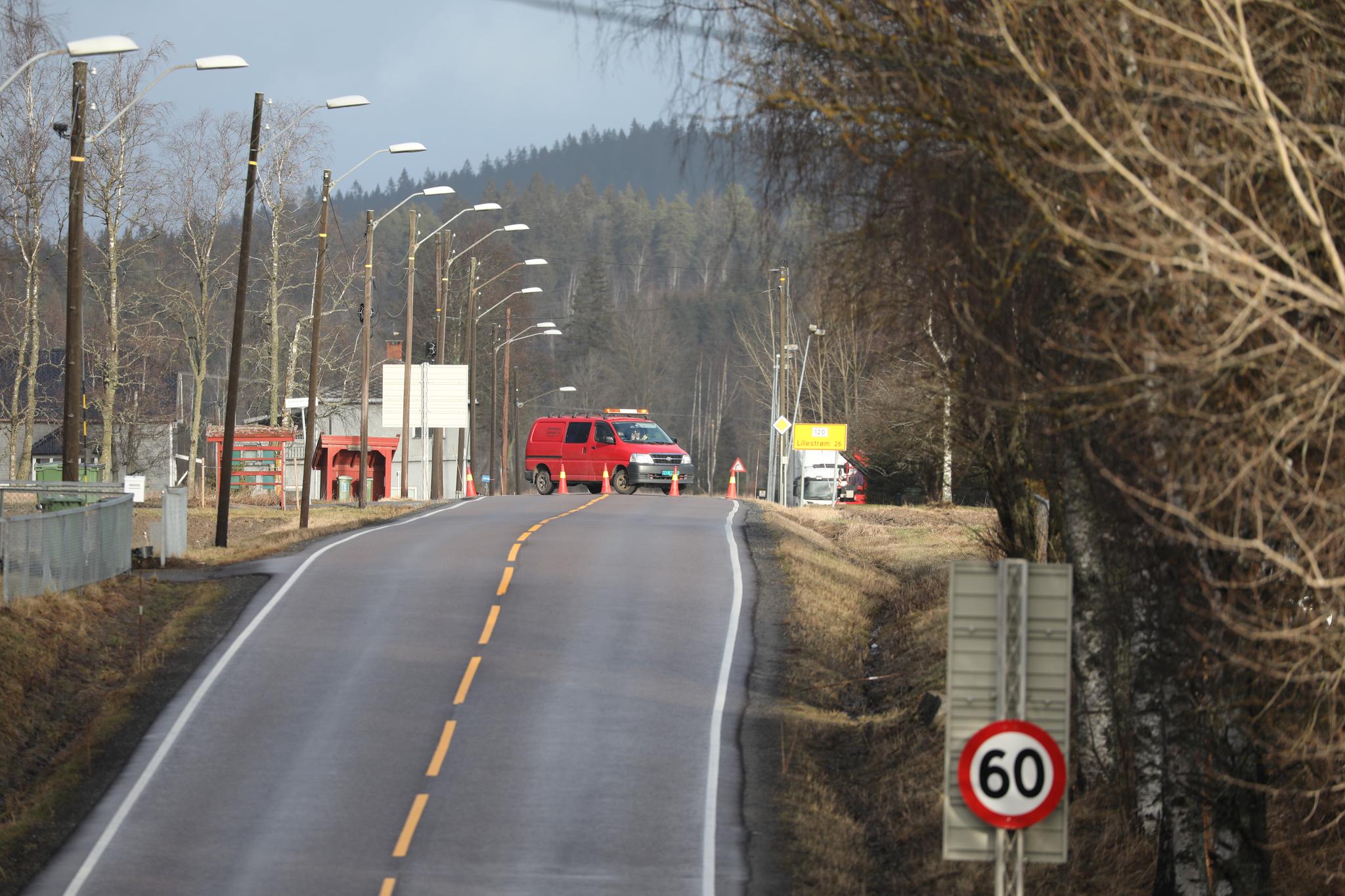 Fylkesvei 120 (Lillestrømveien) er stengt nord og sør for rasstedet.