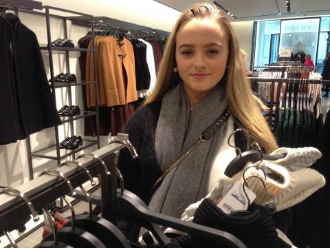TIDLIG UTE: Camilla Tveteras (15) ser etter varme høstgensere på åpningen av Zara.